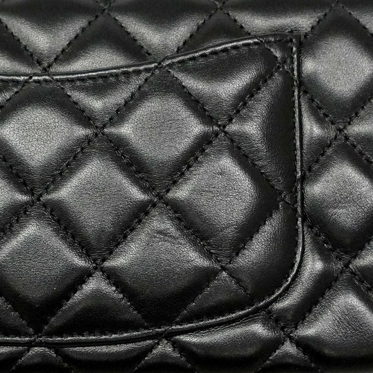 Chanel Black Leather Shoulder Bag (Pre-Owned)