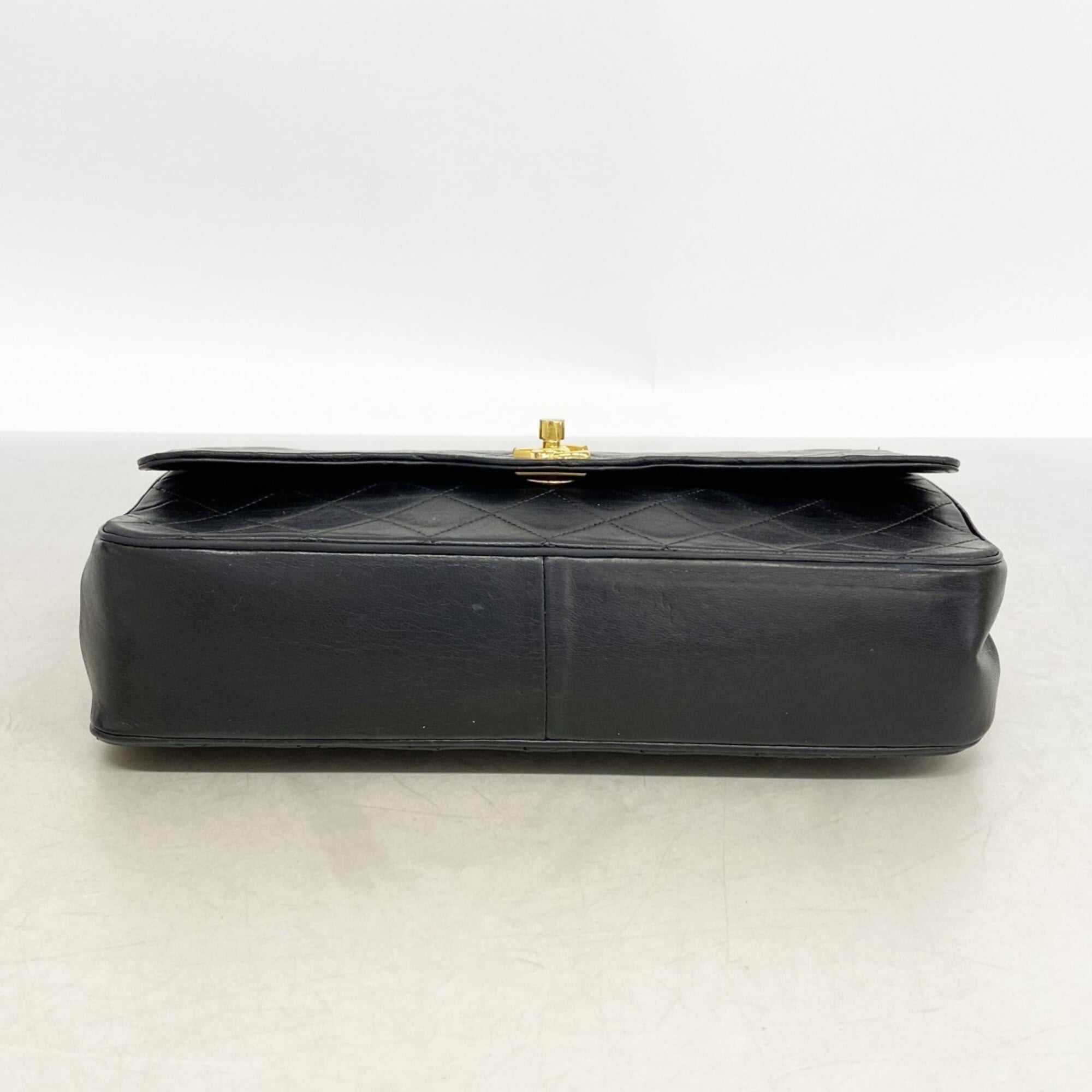 Chanel Black Leather Shoulder Bag (Pre-Owned)