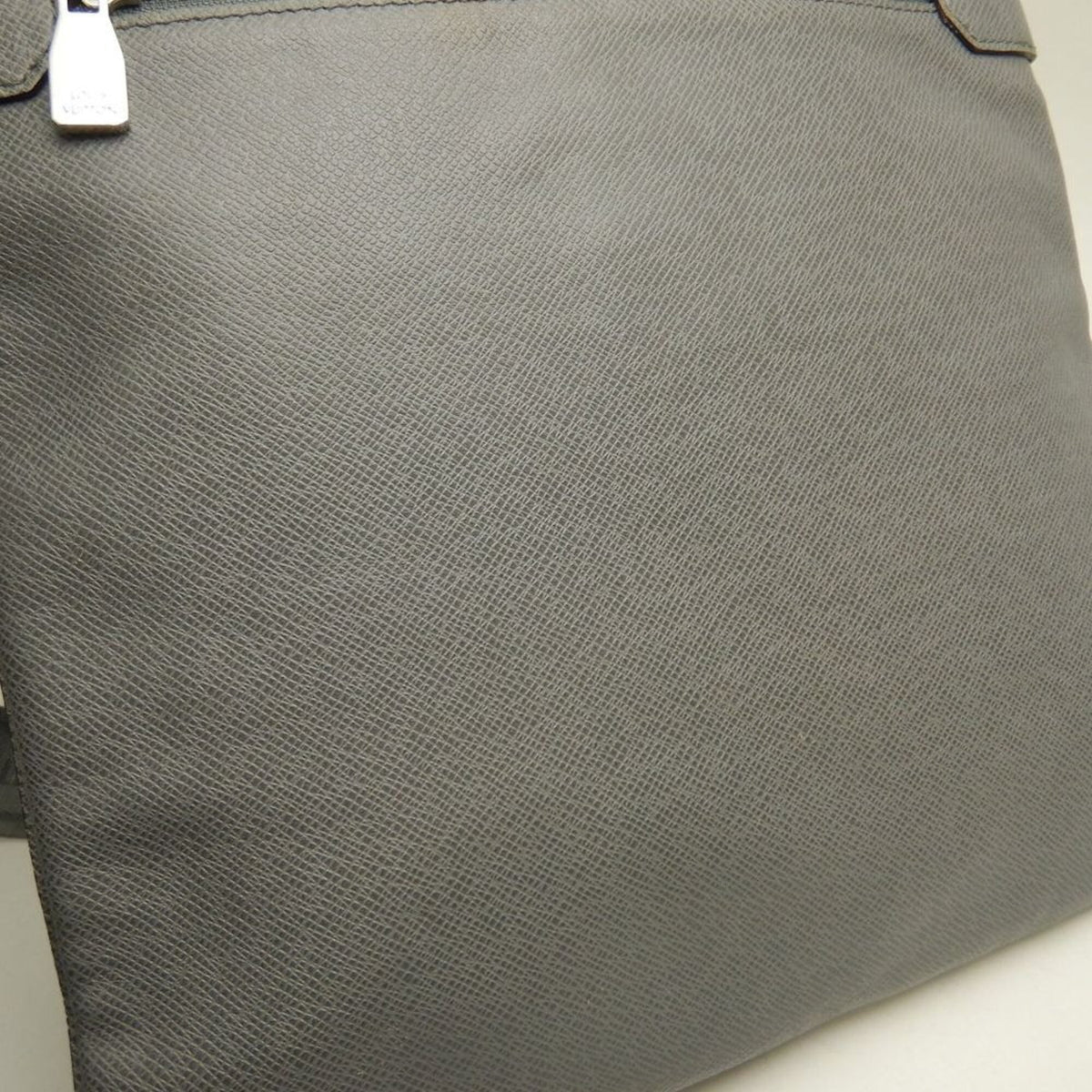 Louis Vuitton Taiga Glacier Taiga Leather Shoulder Bag (Pre-Owned)