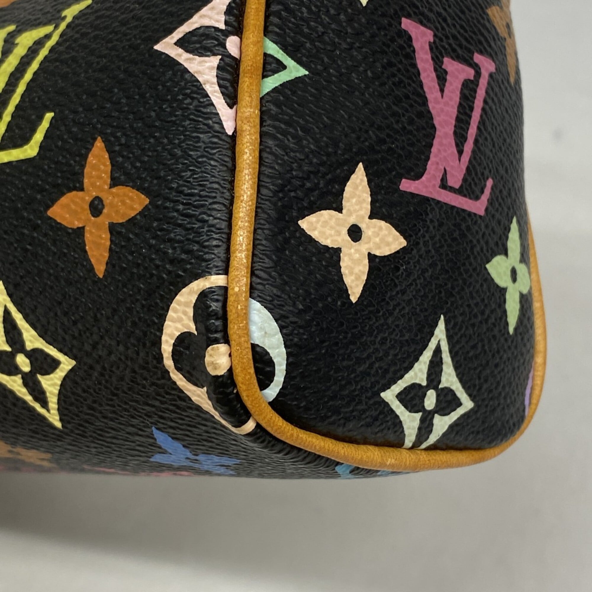 Louis Vuitton Noir Handbag (Pre-Owned)