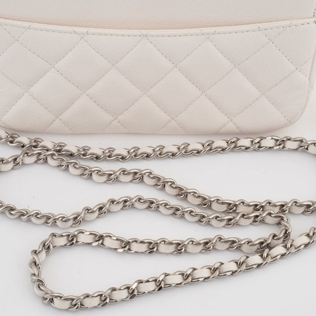 Chanel Matelasse White Caviar Leather Shoulder Bag (Pre-Owned)
