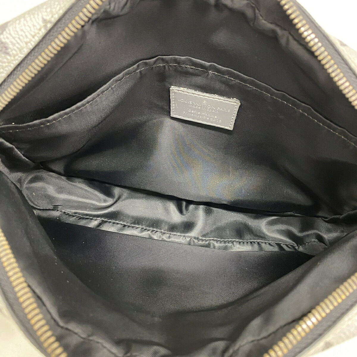 Louis Vuitton Silver Shoulder Bag (Pre-Owned)