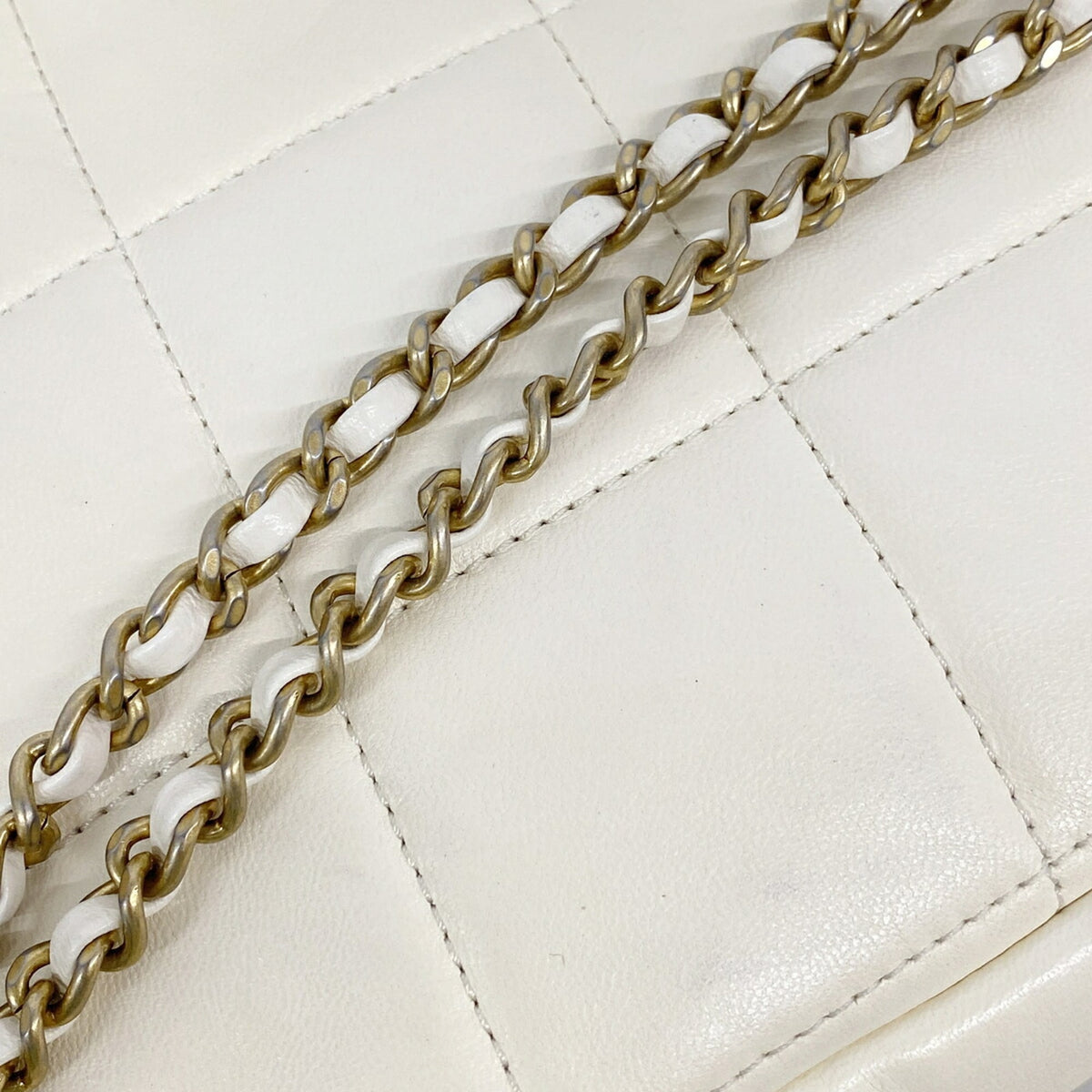 Chanel White Leather Shoulder Bag (Pre-Owned)