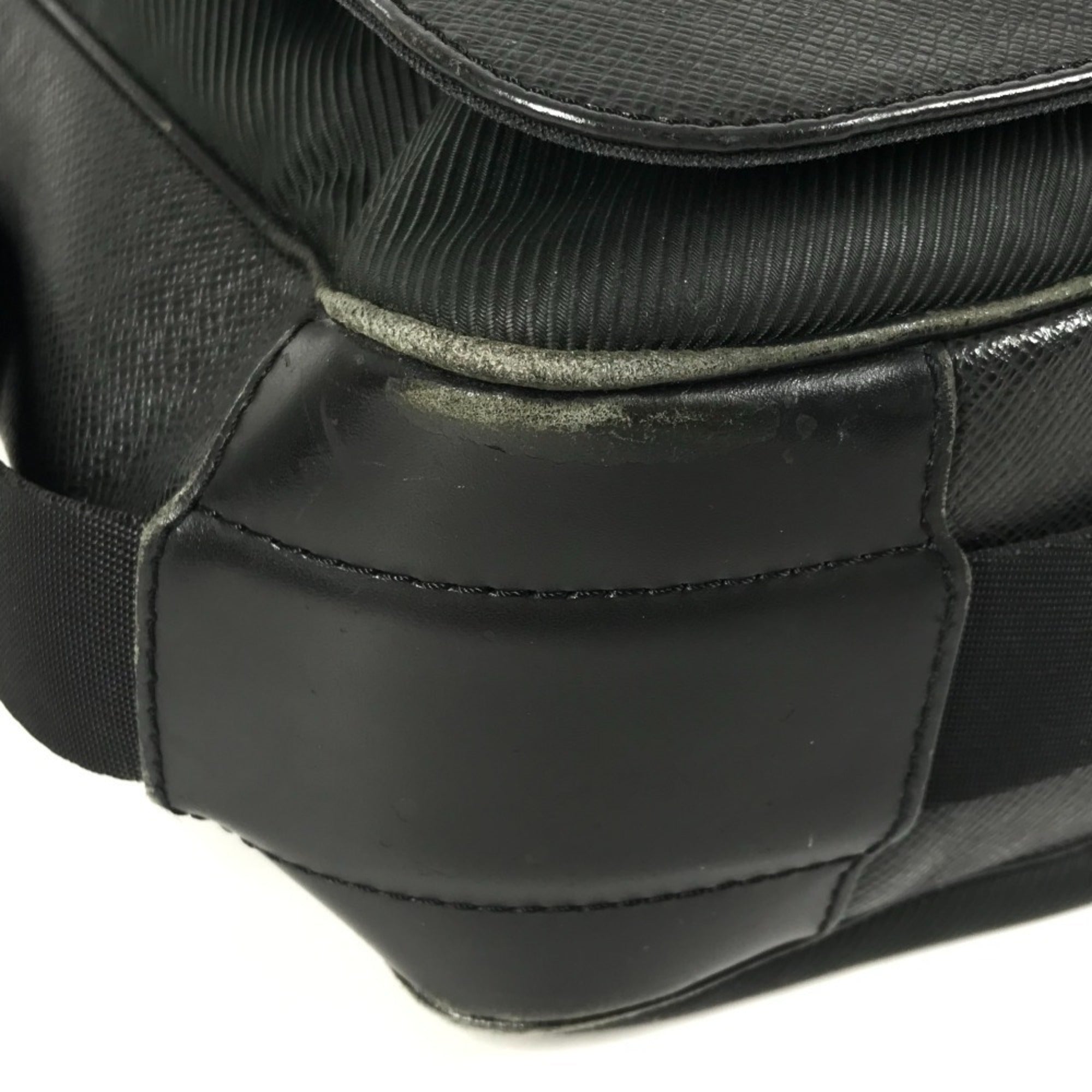 Louis Vuitton Black Noir Taiga Leather Nylon Canvas Leather Messenger Bag Shoulder Bag (Pre-Owned)