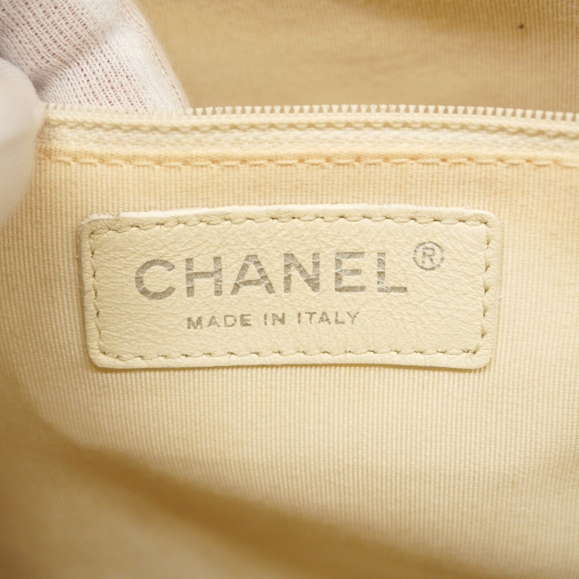 Chanel White Leather Handbag (Pre-Owned)