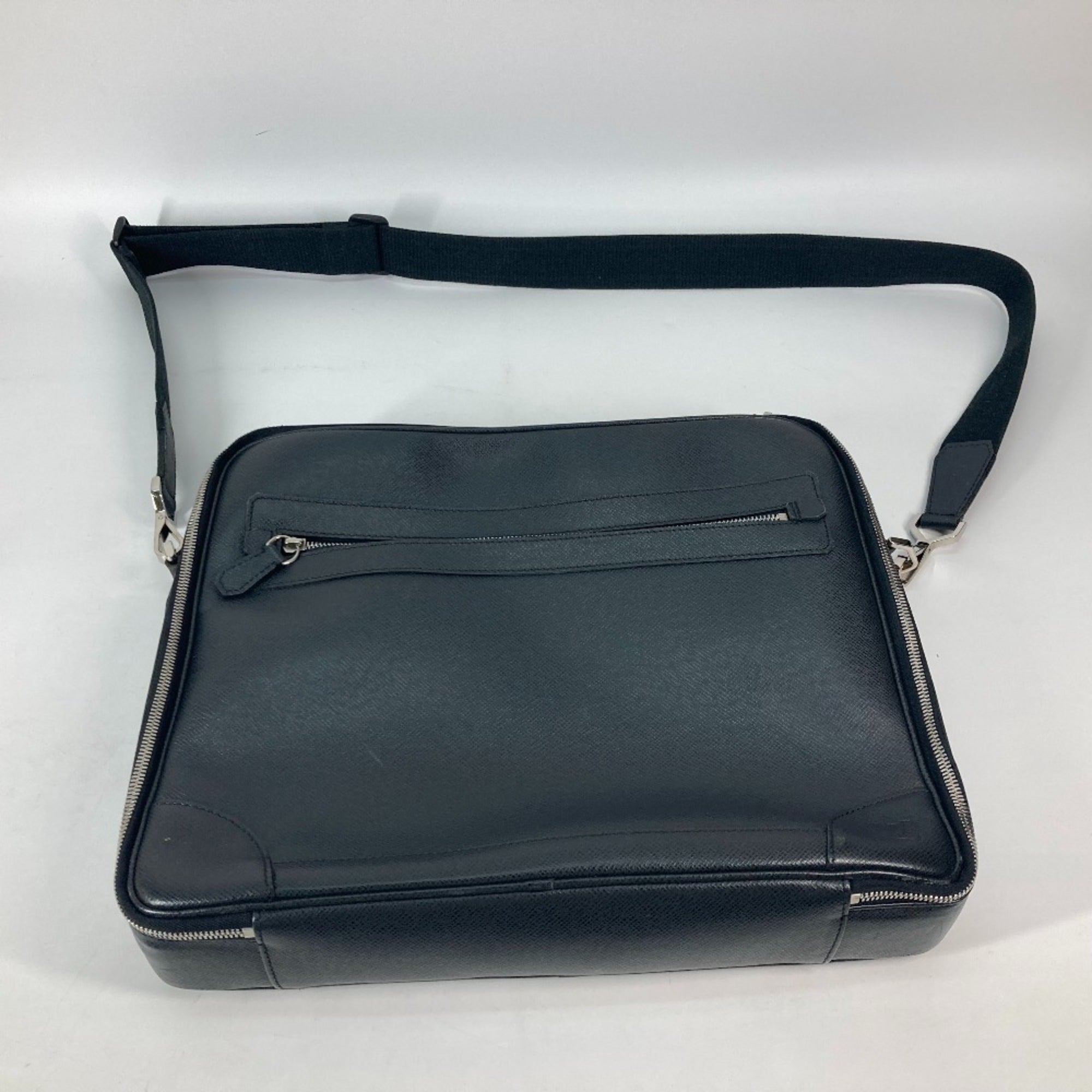 Louis Vuitton Ardoise Black Taiga Leather Handbag Shoulder Bag (Pre-Owned)