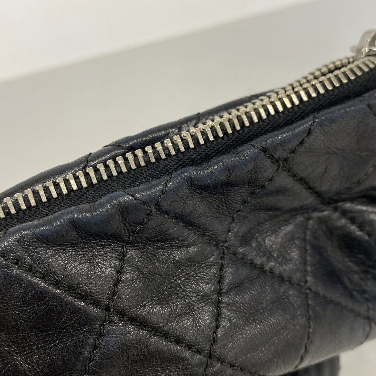Chanel Black Leather Shoulder Bag (Pre-Owned)