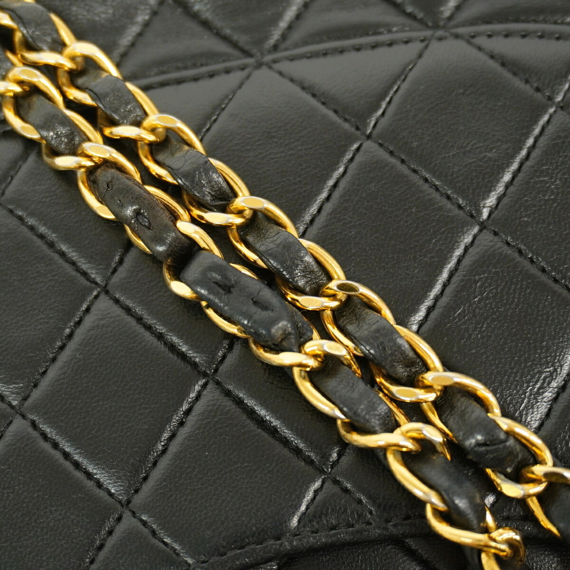 Chanel Black Leather Shoulder Bag (Pre-Owned)