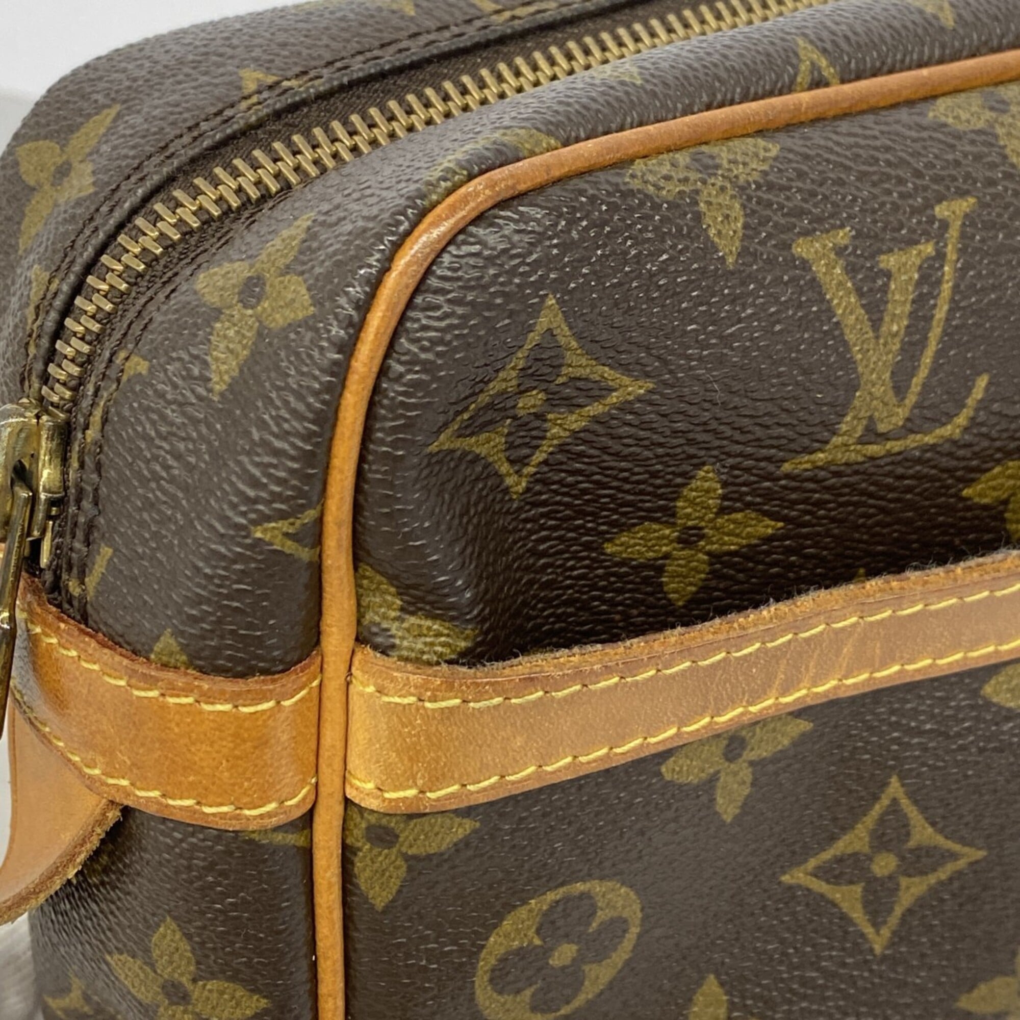 Louis Vuitton Brown Clutch Bag (Pre-Owned)