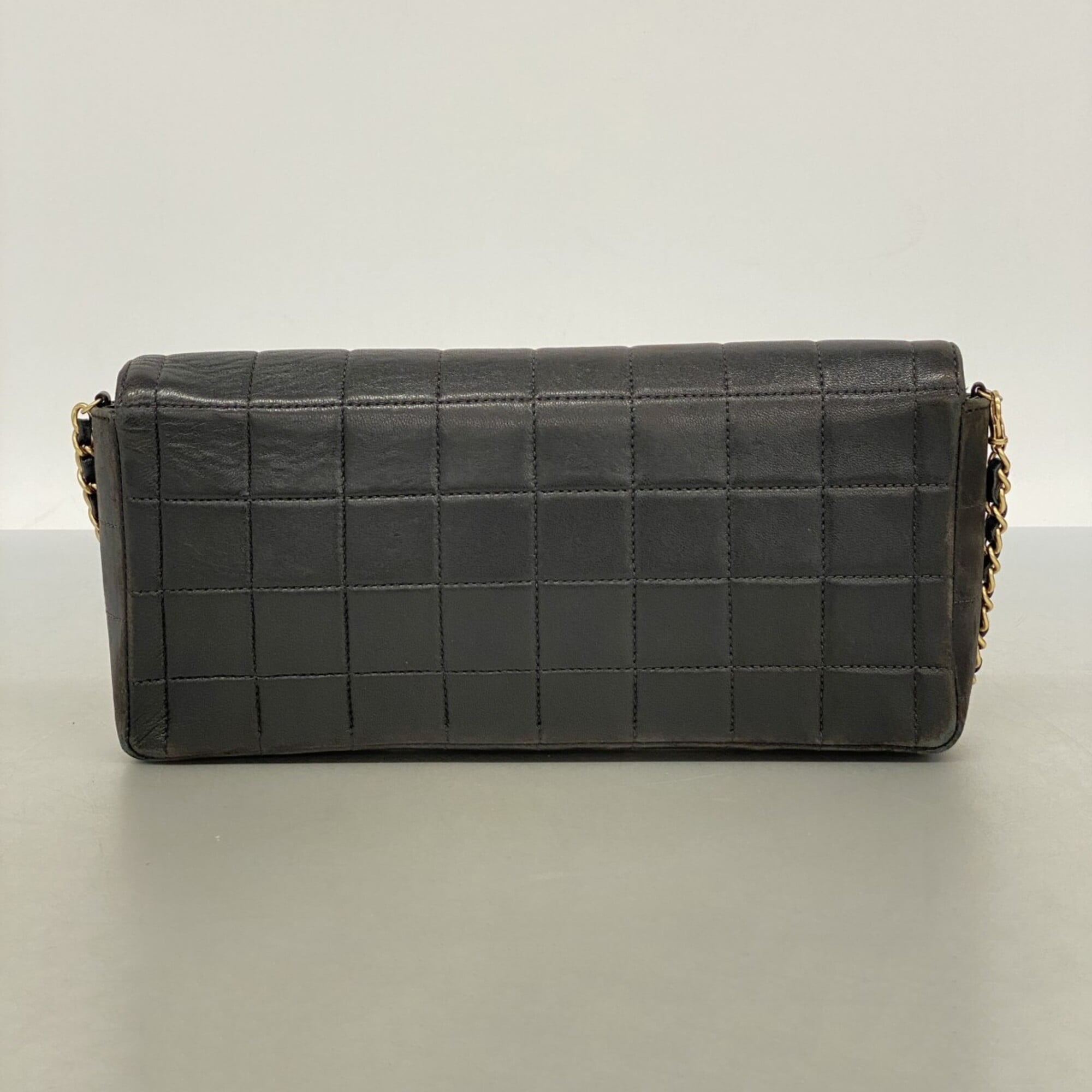 Chanel Black Leather Shoulder Bag (Pre-Owned)