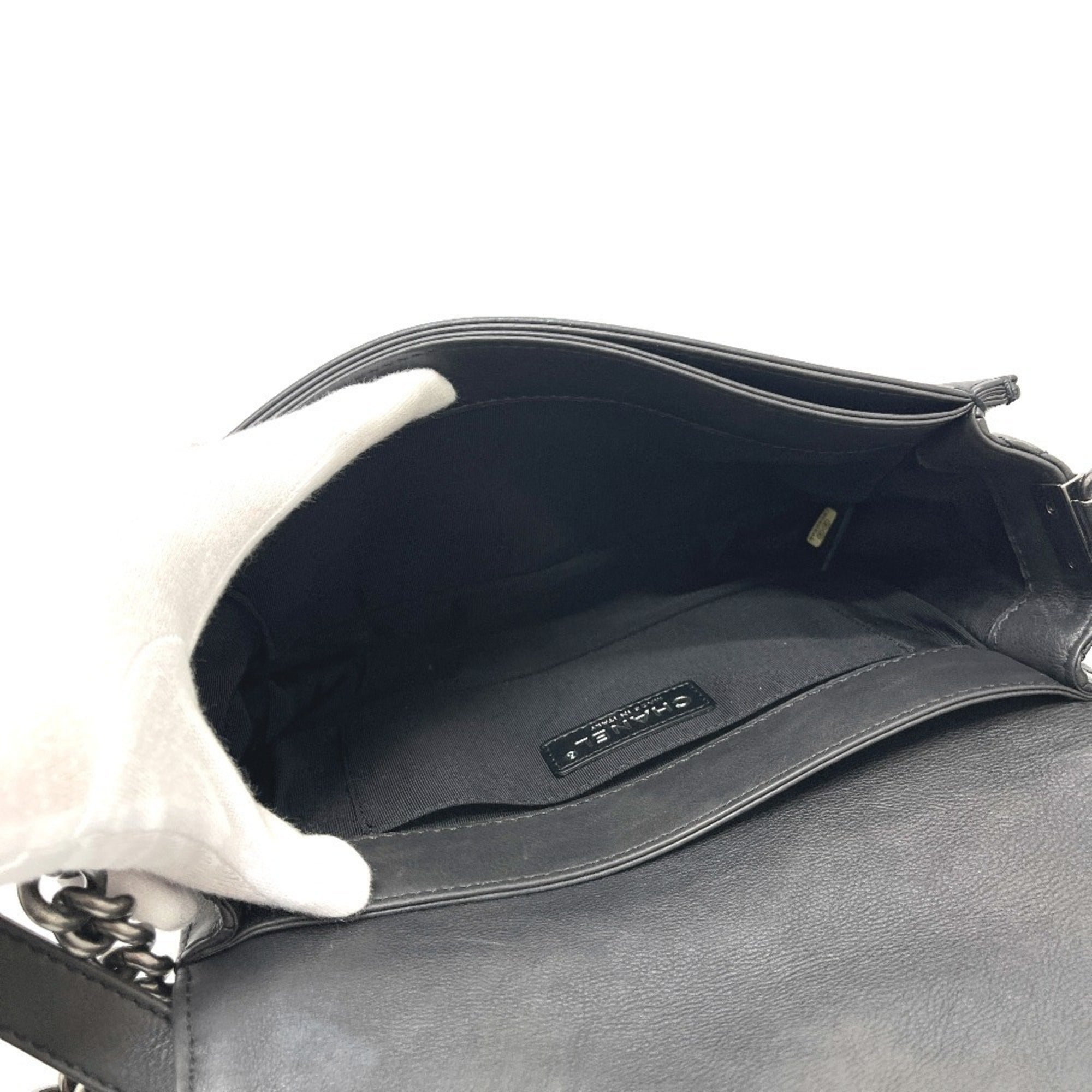 Chanel Boy Chanel Black Leather Shoulder Bag (Pre-Owned)