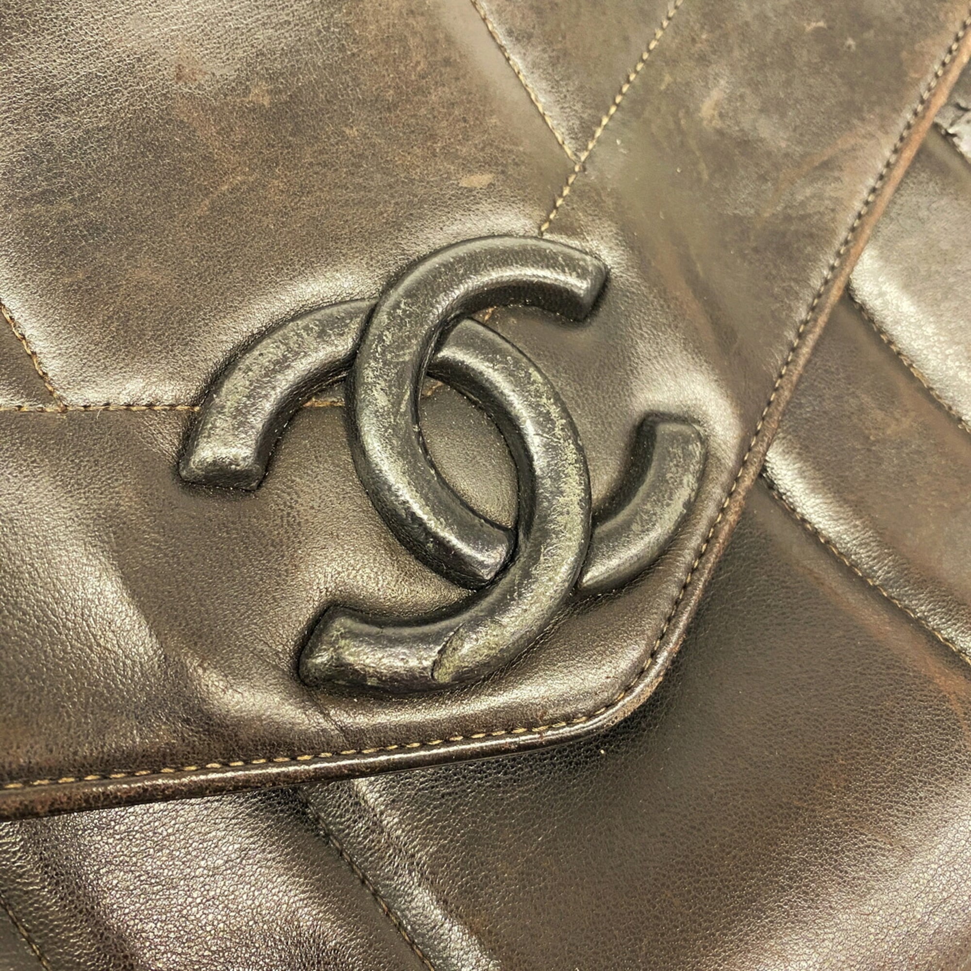 Chanel Black Leather Shoulder Bag (Pre-Owned)