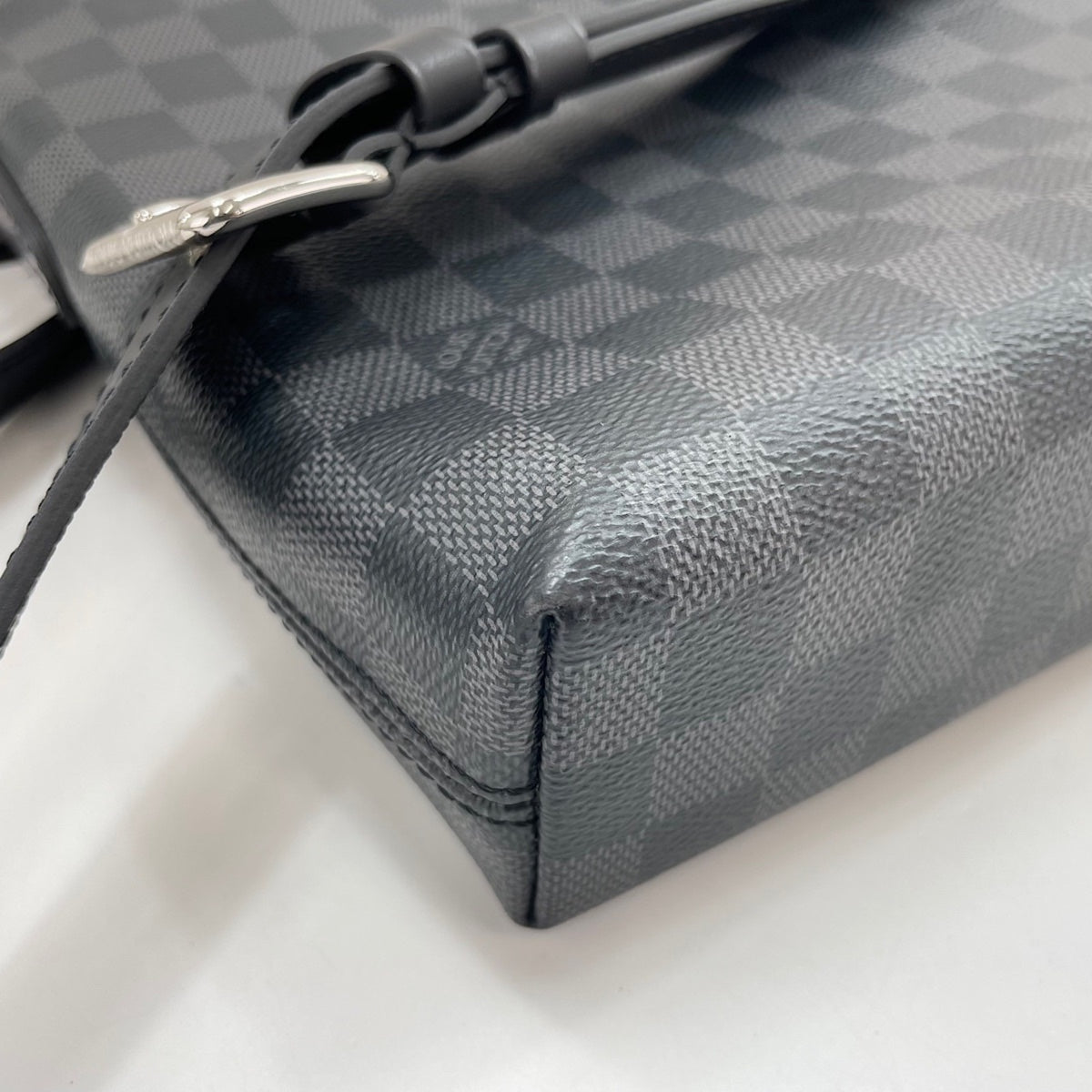 Louis Vuitton Black Handbag (Pre-Owned)