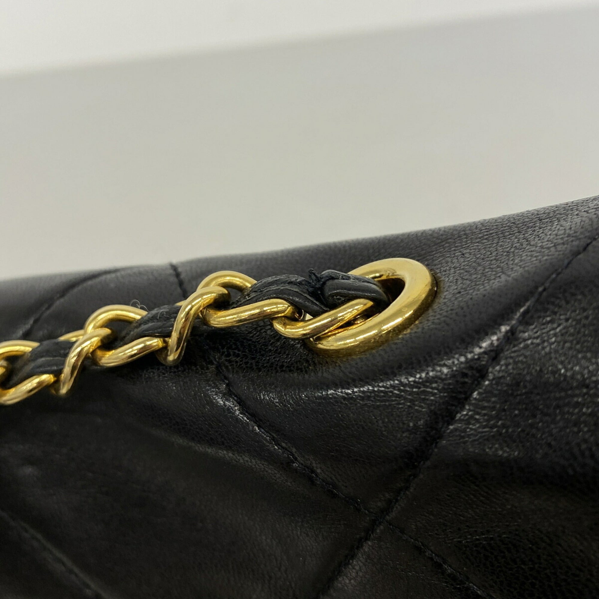 Chanel Black Leather Shoulder Bag (Pre-Owned)