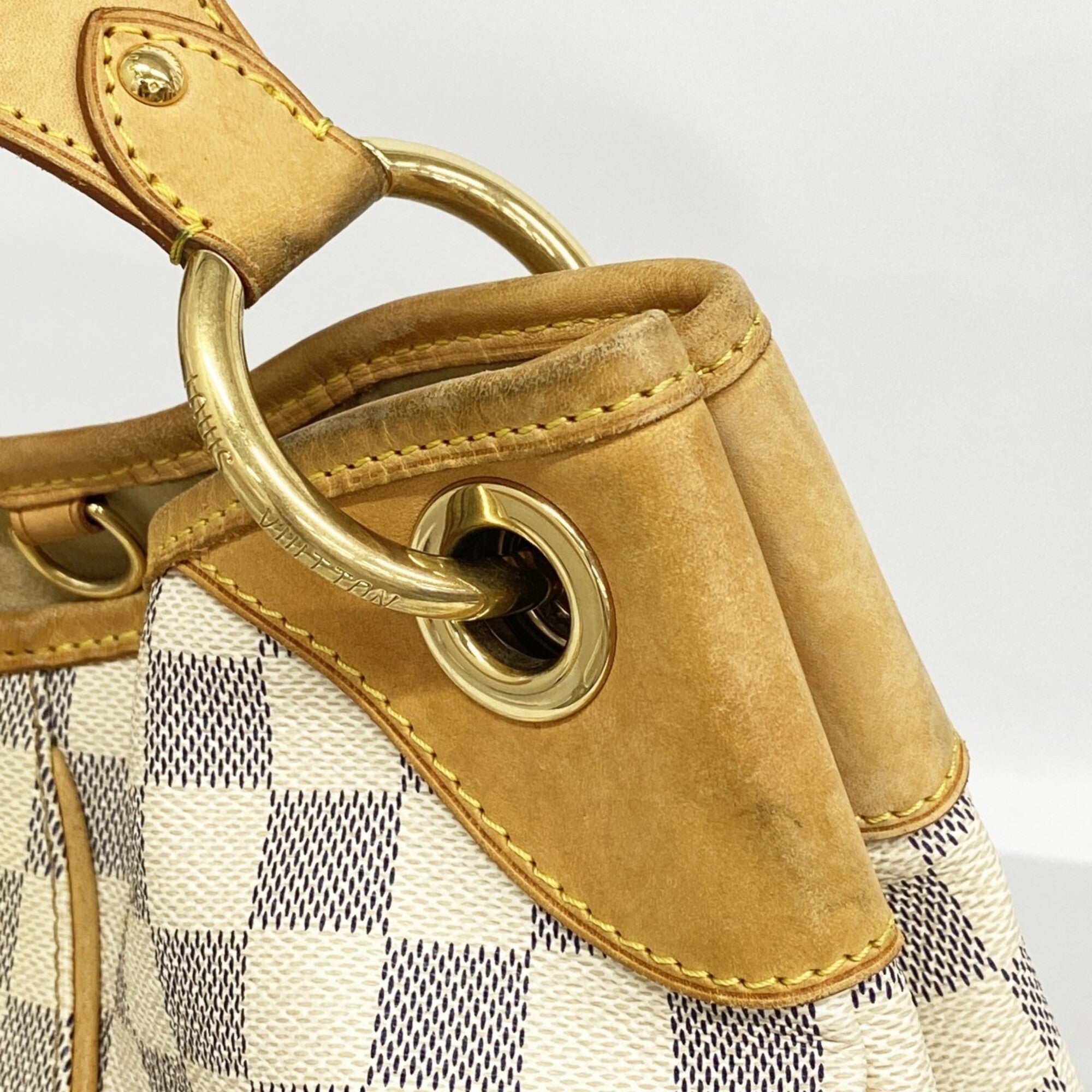 Louis Vuitton White Shoulder Bag (Pre-Owned)