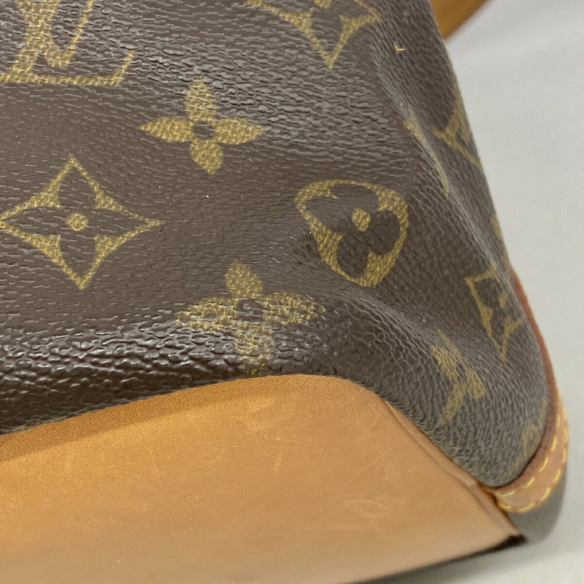 Louis Vuitton Brown Shoulder Bag (Pre-Owned)
