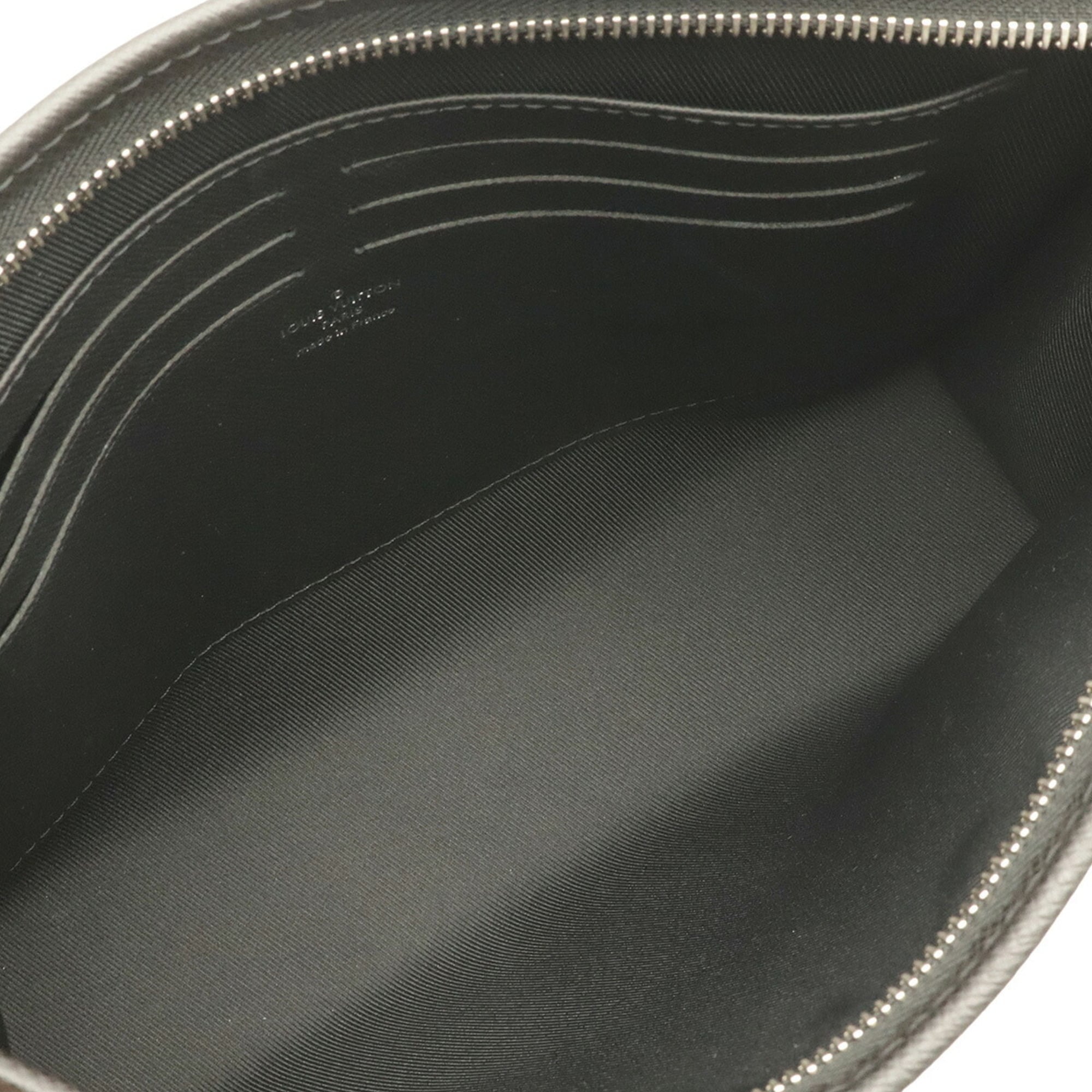 Louis Vuitton Noir Taiga Leather Leather Clutch Bag Pochette (Pre-Owned)