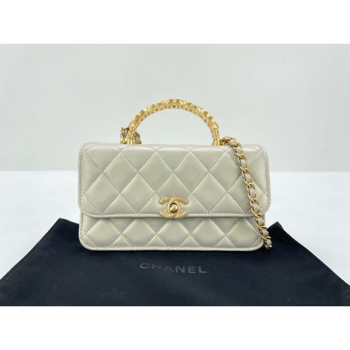 Chanel Matelasse White Handbag (Pre-Owned)