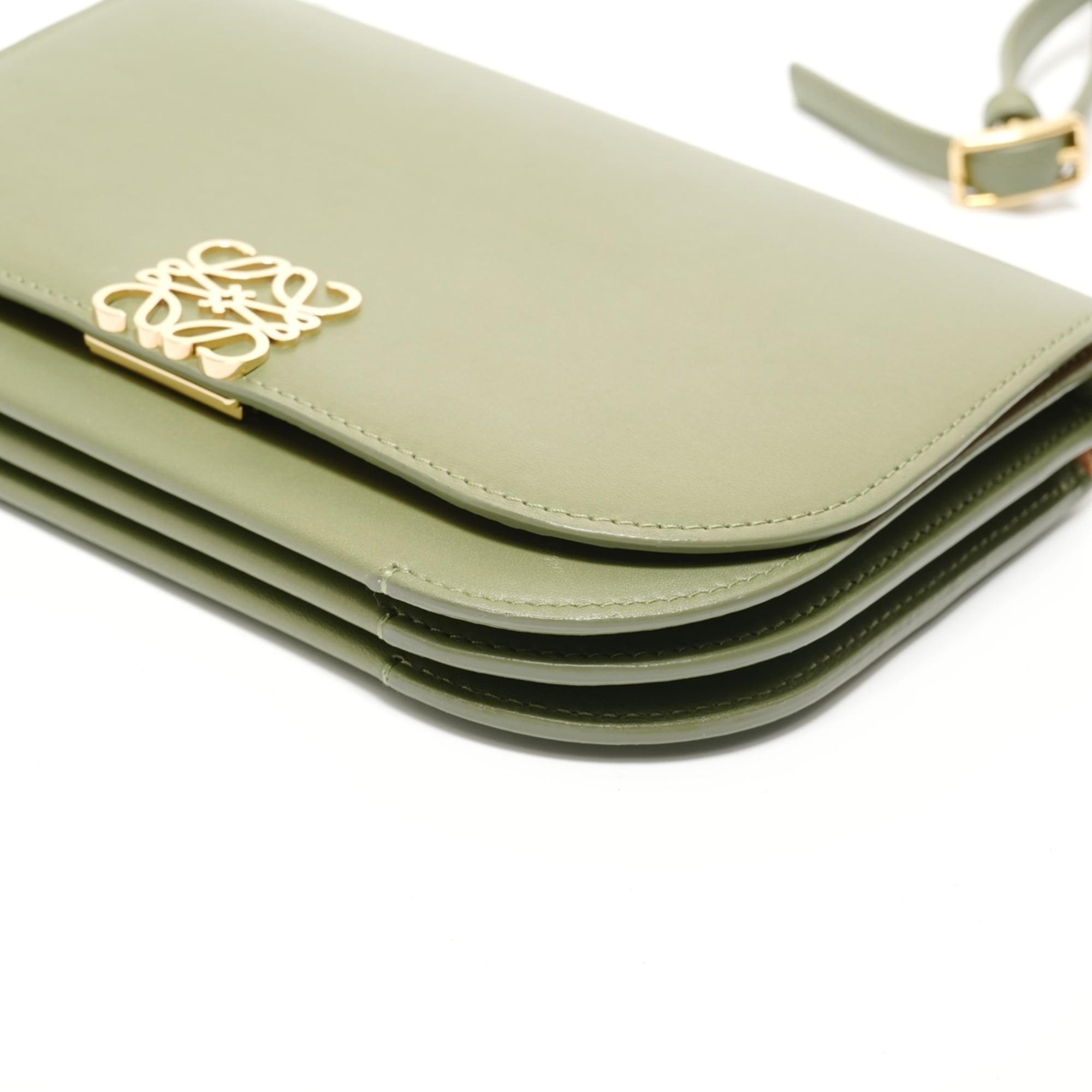 Loewe Green Shoulder Bag (Pre-Owned)