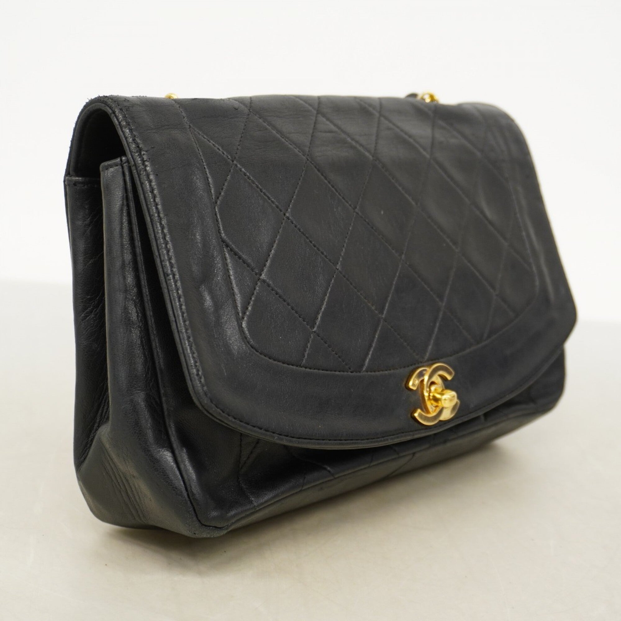 Chanel Black Leather Shoulder Bag (Pre-Owned)