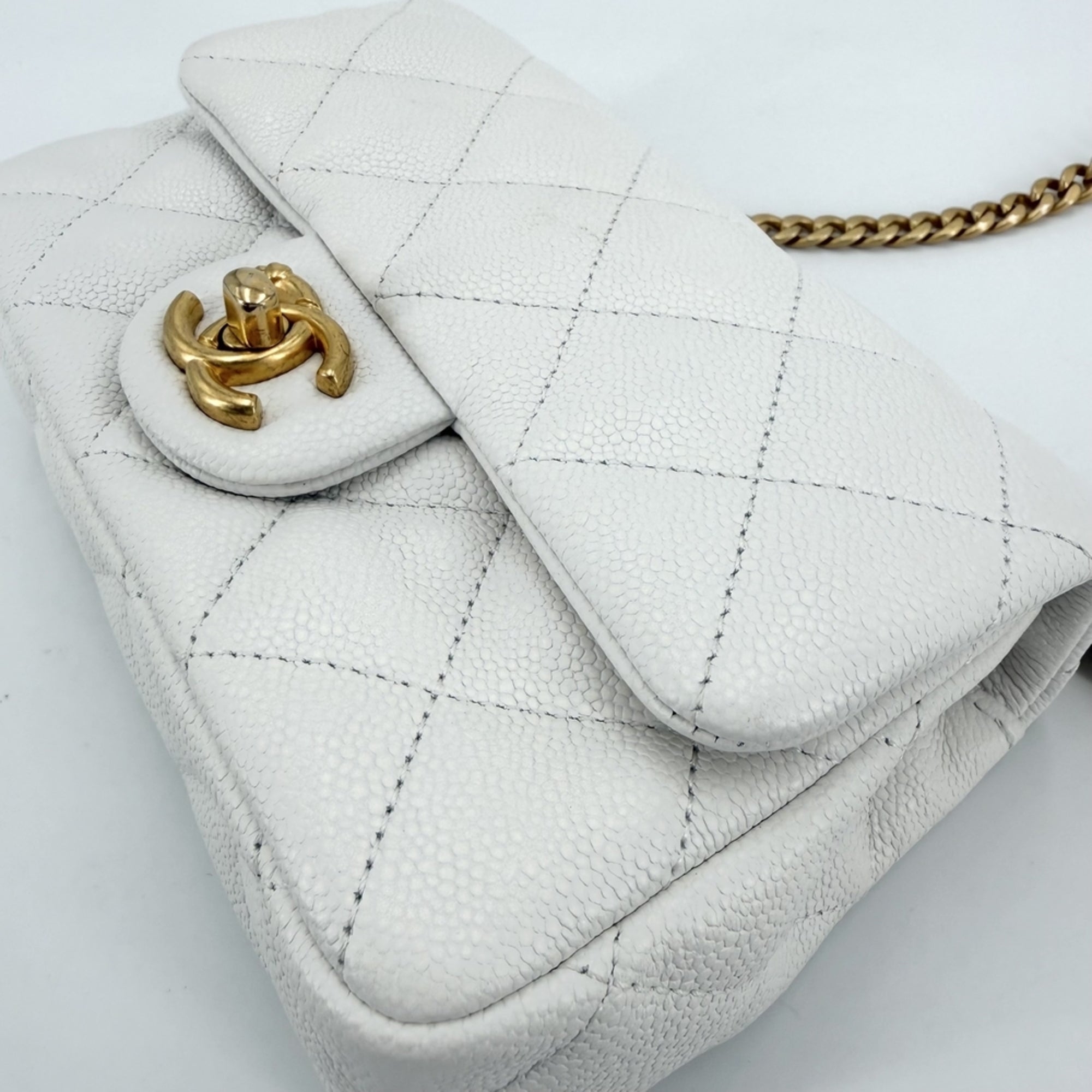 Chanel White Grained Calfskin Shoulder Bag (Pre-Owned)