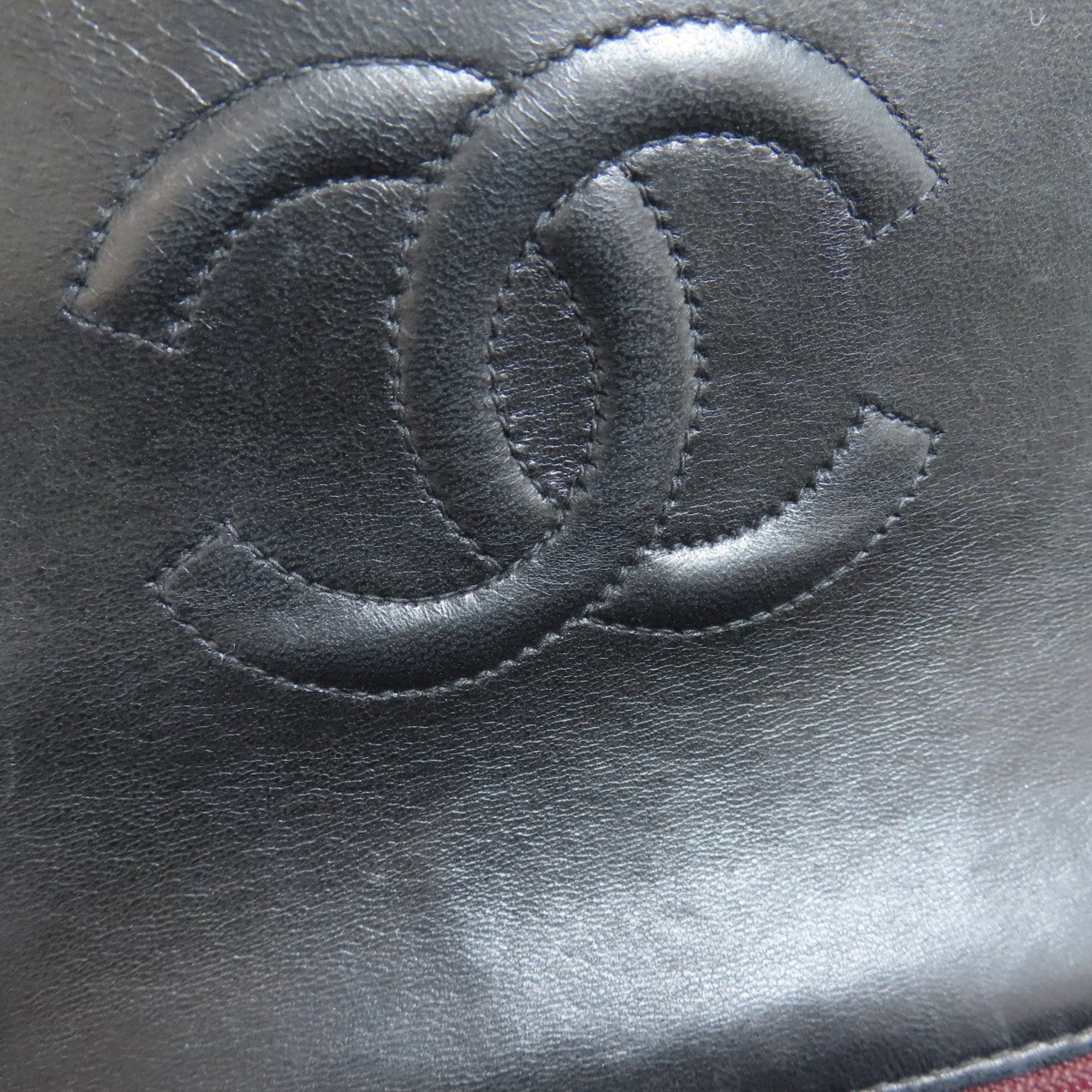 Chanel Black Leather Shoulder Bag (Pre-Owned)
