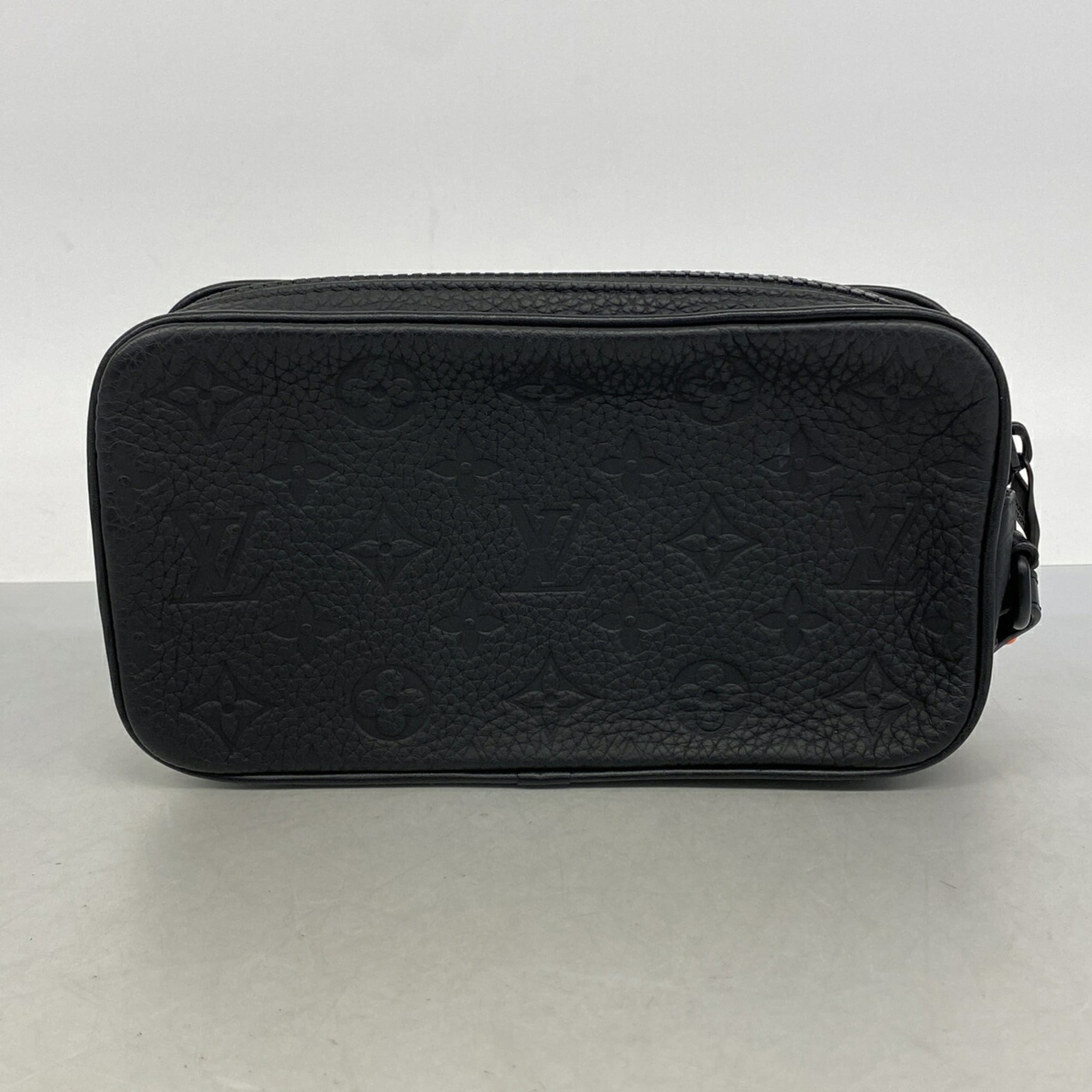 Louis Vuitton Noir Clutch Bag (Pre-Owned)