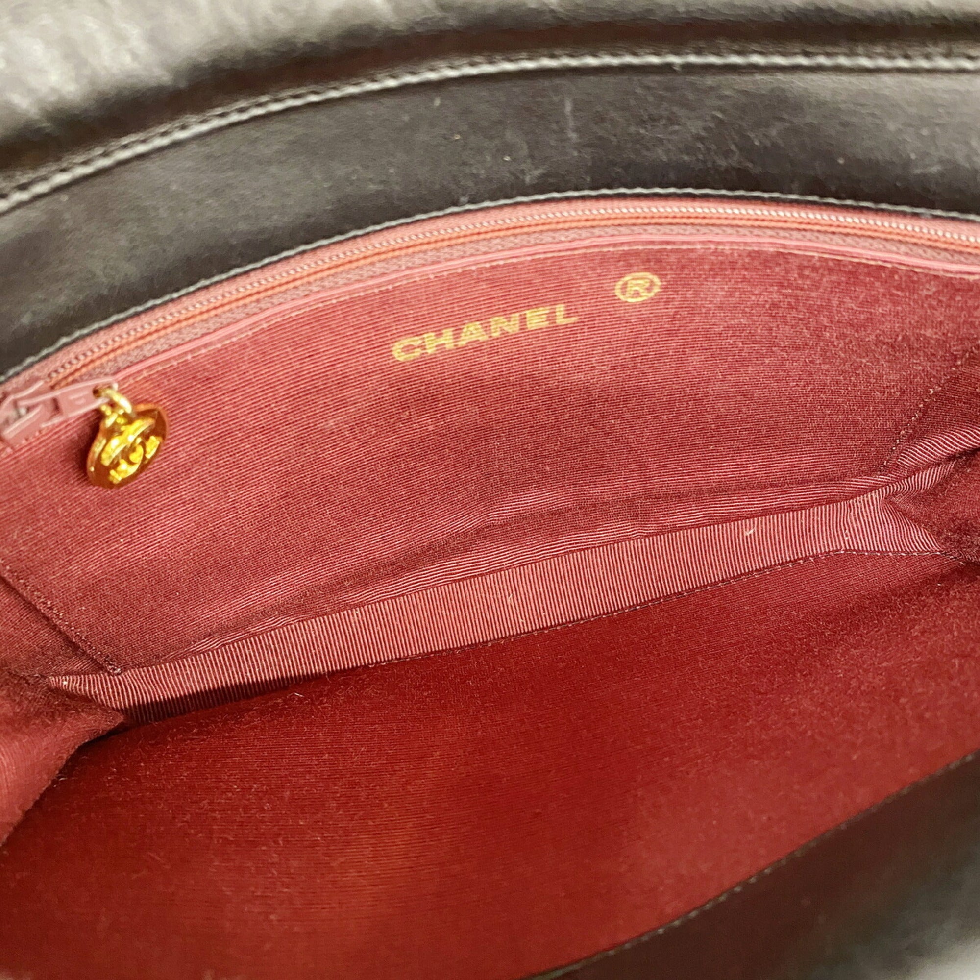 Chanel Black Leather Shoulder Bag (Pre-Owned)