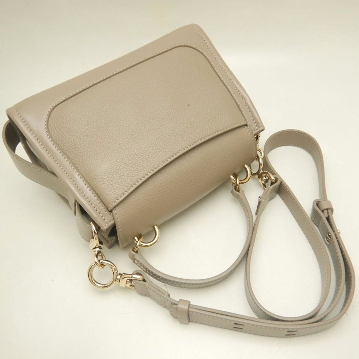 Chloé Grayish Leather Handbag (Pre-Owned)