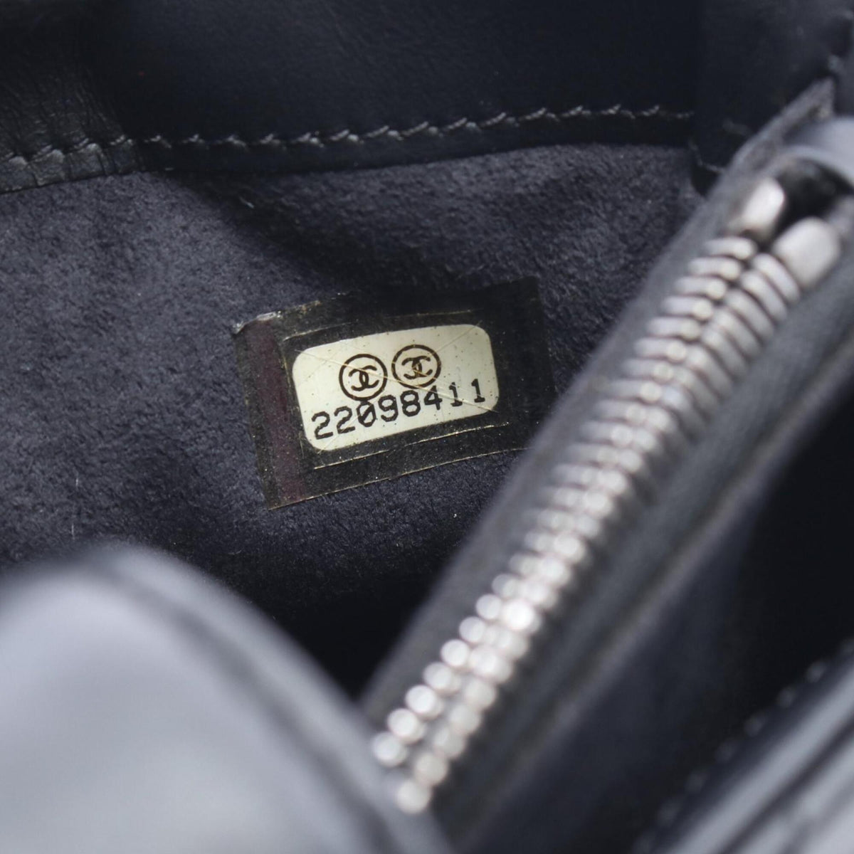 Chanel Black Leather Shoulder Bag (Pre-Owned)