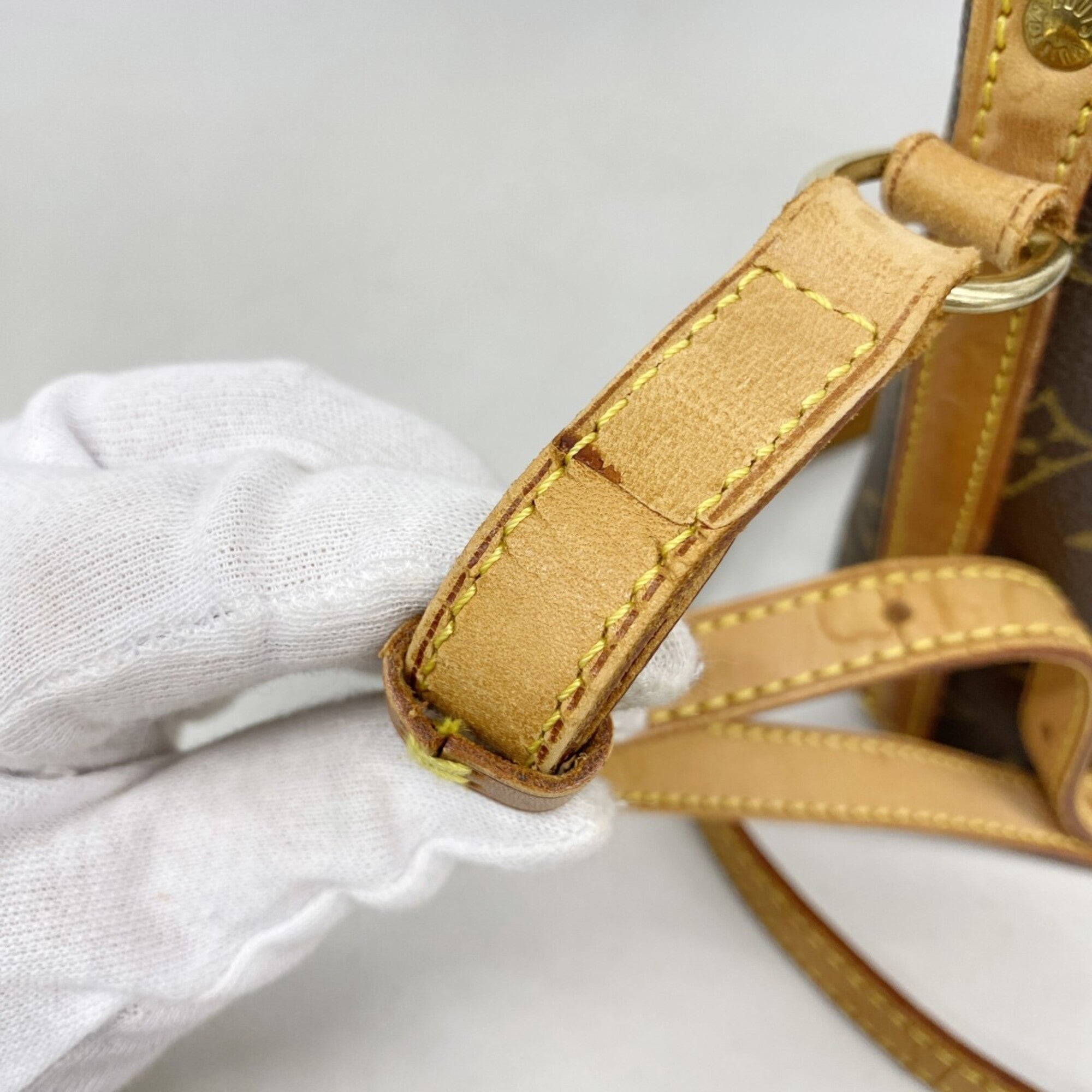 Louis Vuitton Brown Shoulder Bag (Pre-Owned)