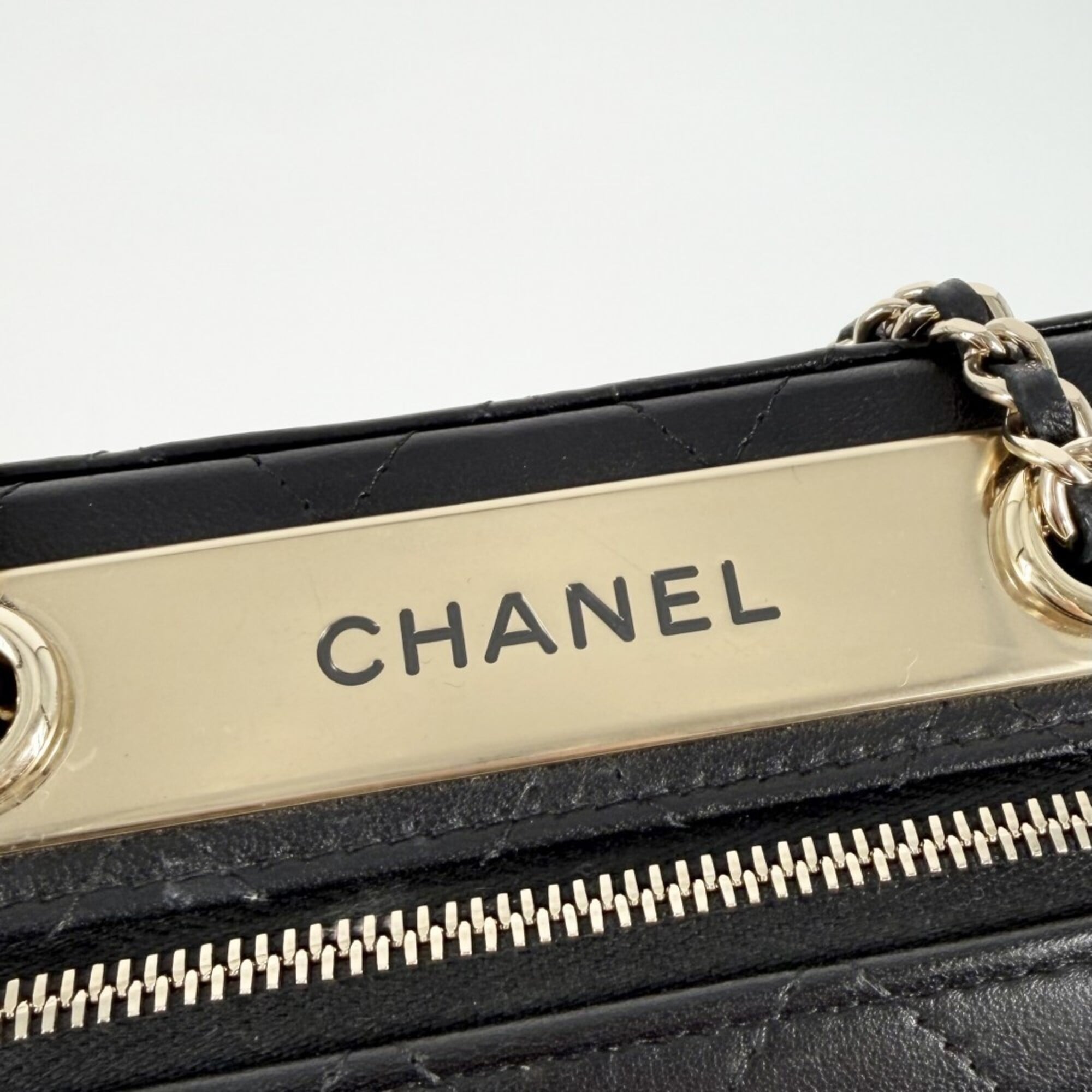 Chanel Matelasse Black Leather Shoulder Bag (Pre-Owned)