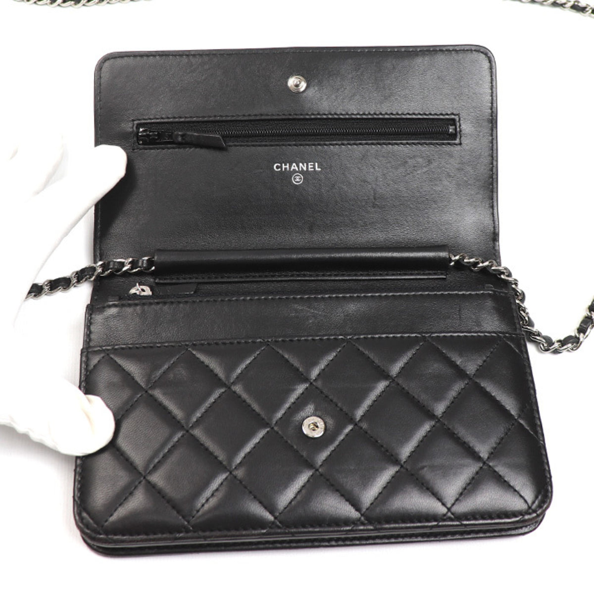 Chanel Black Leather Shoulder Bag (Pre-Owned)