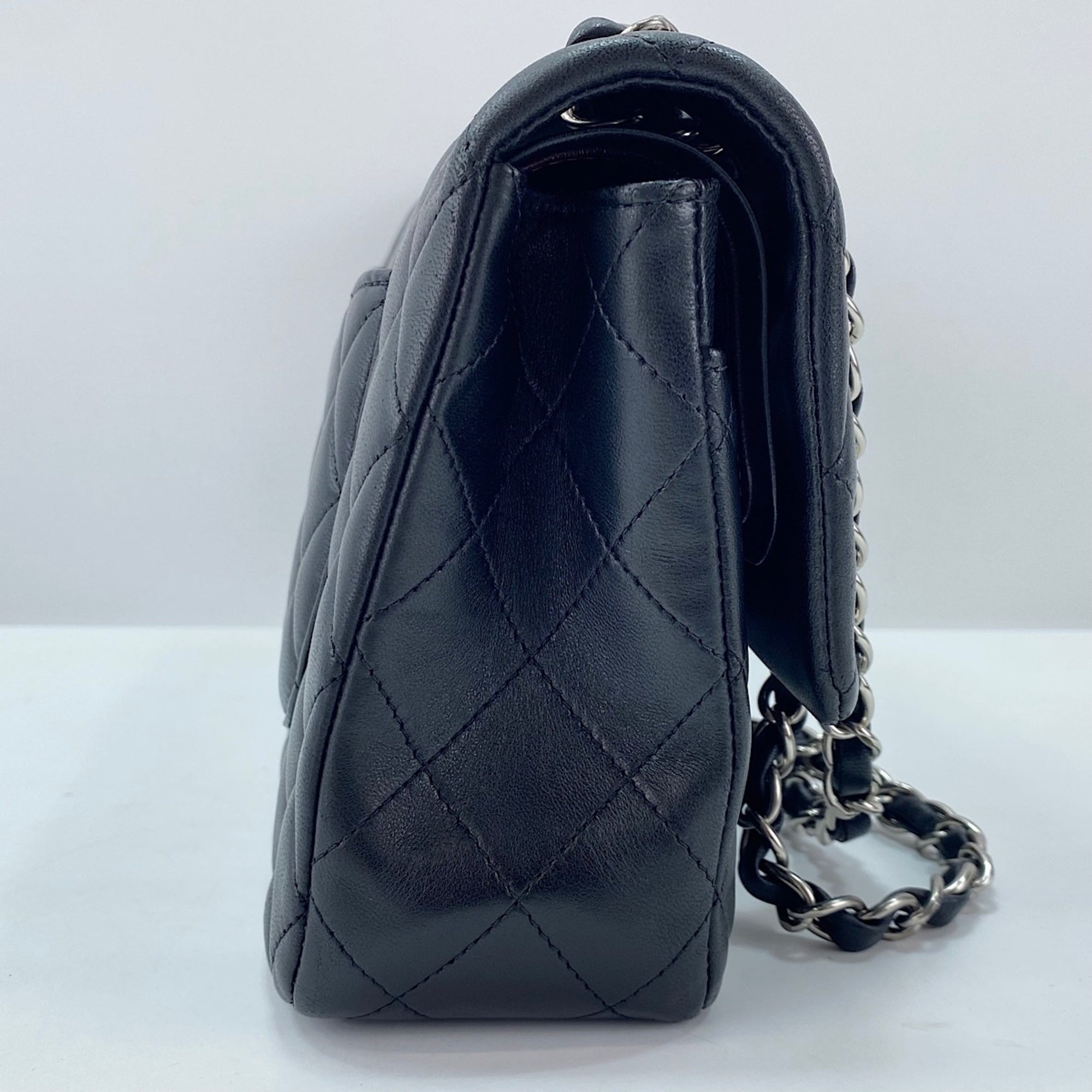 Chanel Black Shoulder Bag (Pre-Owned)