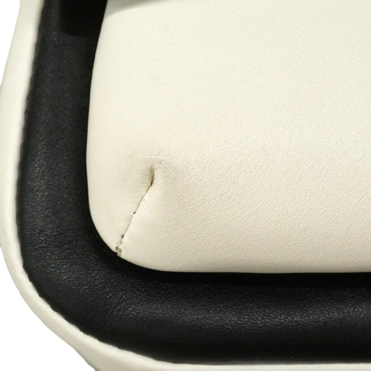 Chanel Black White Leather Shoulder Bag (Pre-Owned)