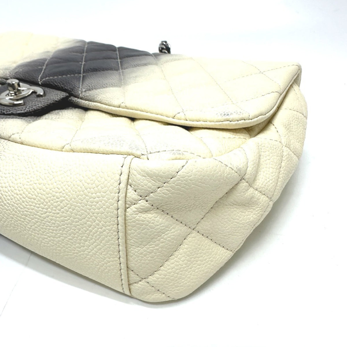 Chanel White Grained Calfskin Shoulder Bag (Pre-Owned)
