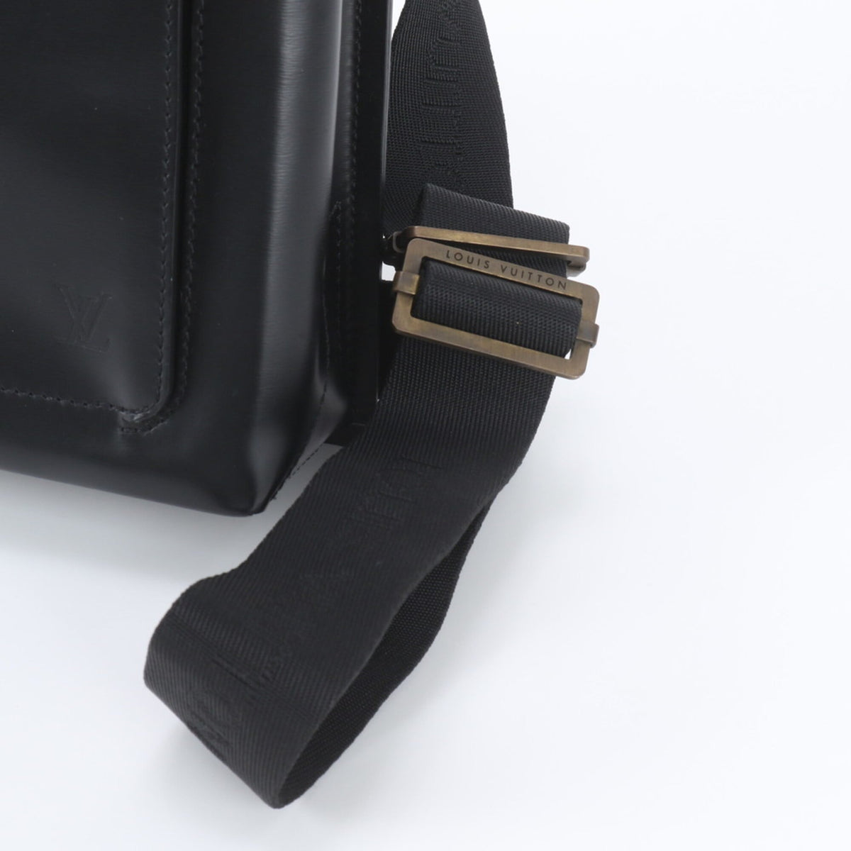 Louis Vuitton Noir Leather Messenger Bag Shoulder Bag (Pre-Owned)