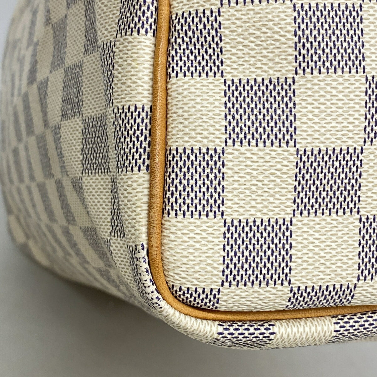 Louis Vuitton White Handbag (Pre-Owned)