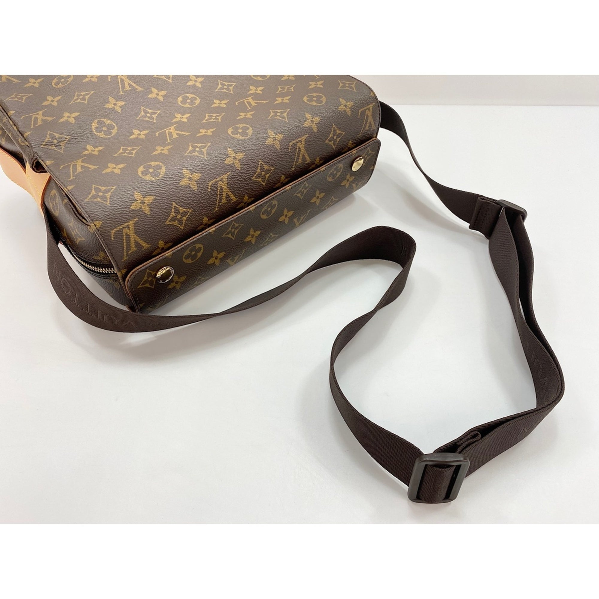 Louis Vuitton Brown Shoulder Bag (Pre-Owned)