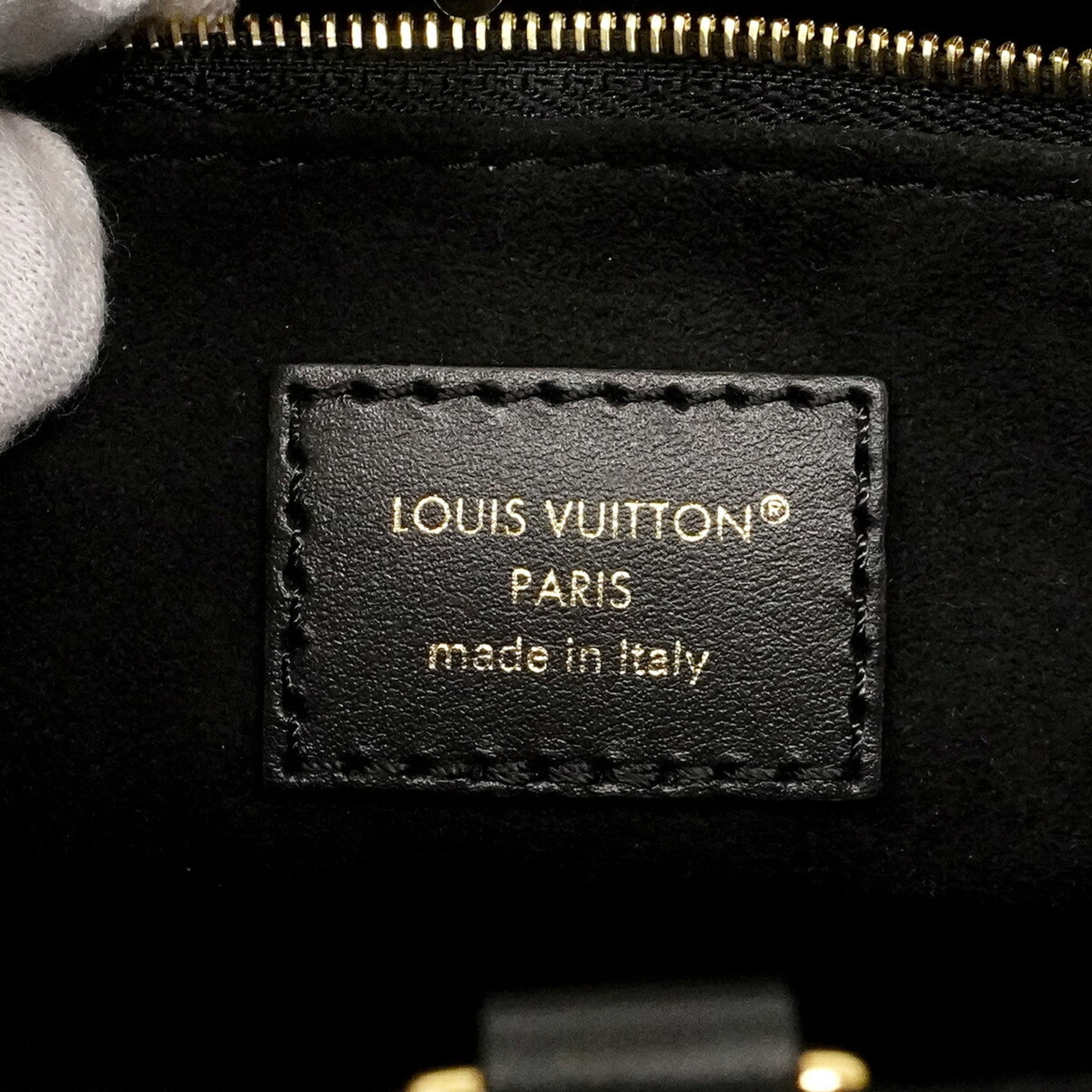 Louis Vuitton Noir Handbag (Pre-Owned)