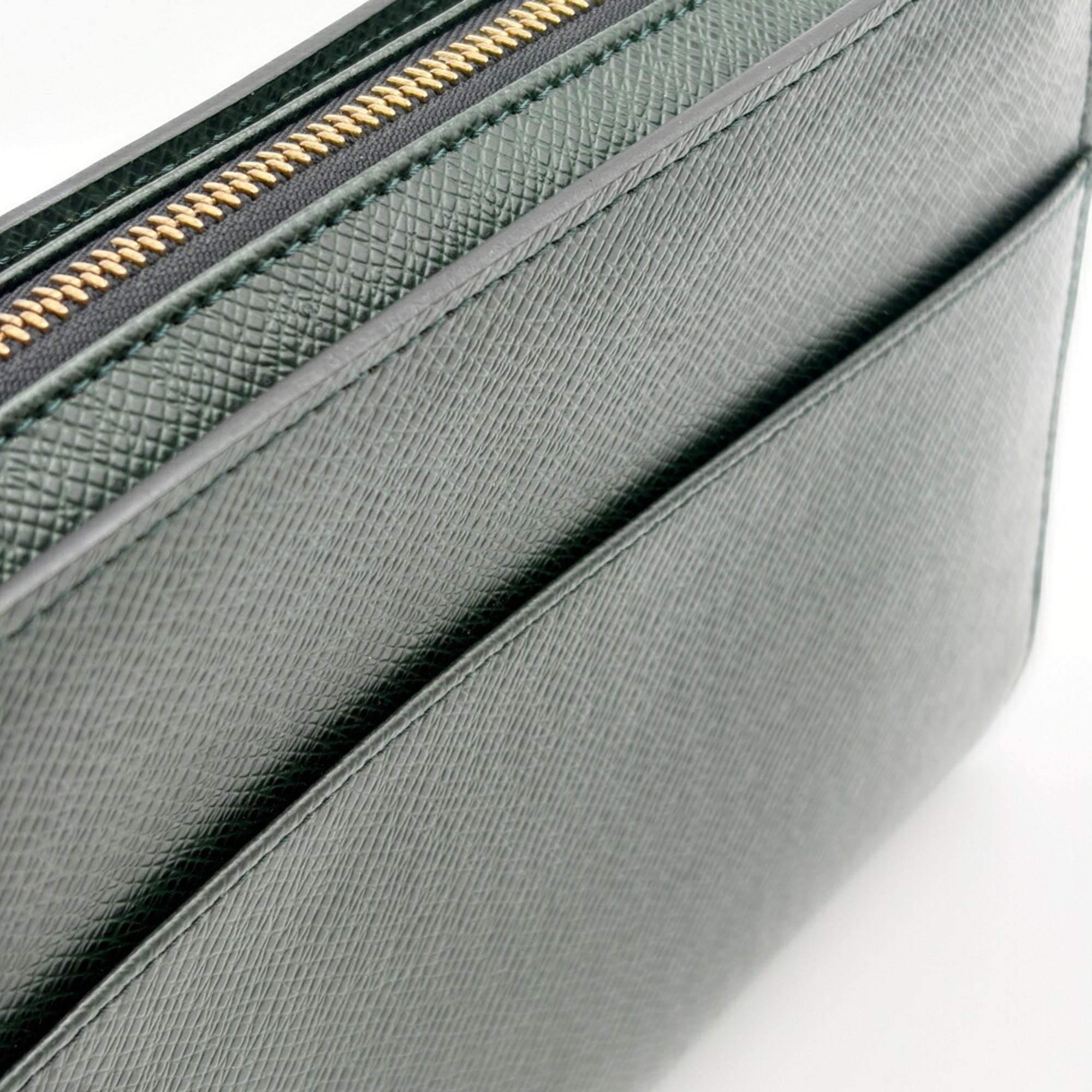 Louis Vuitton Episea Taiga Leather Leather Clutch Bag (Pre-Owned)