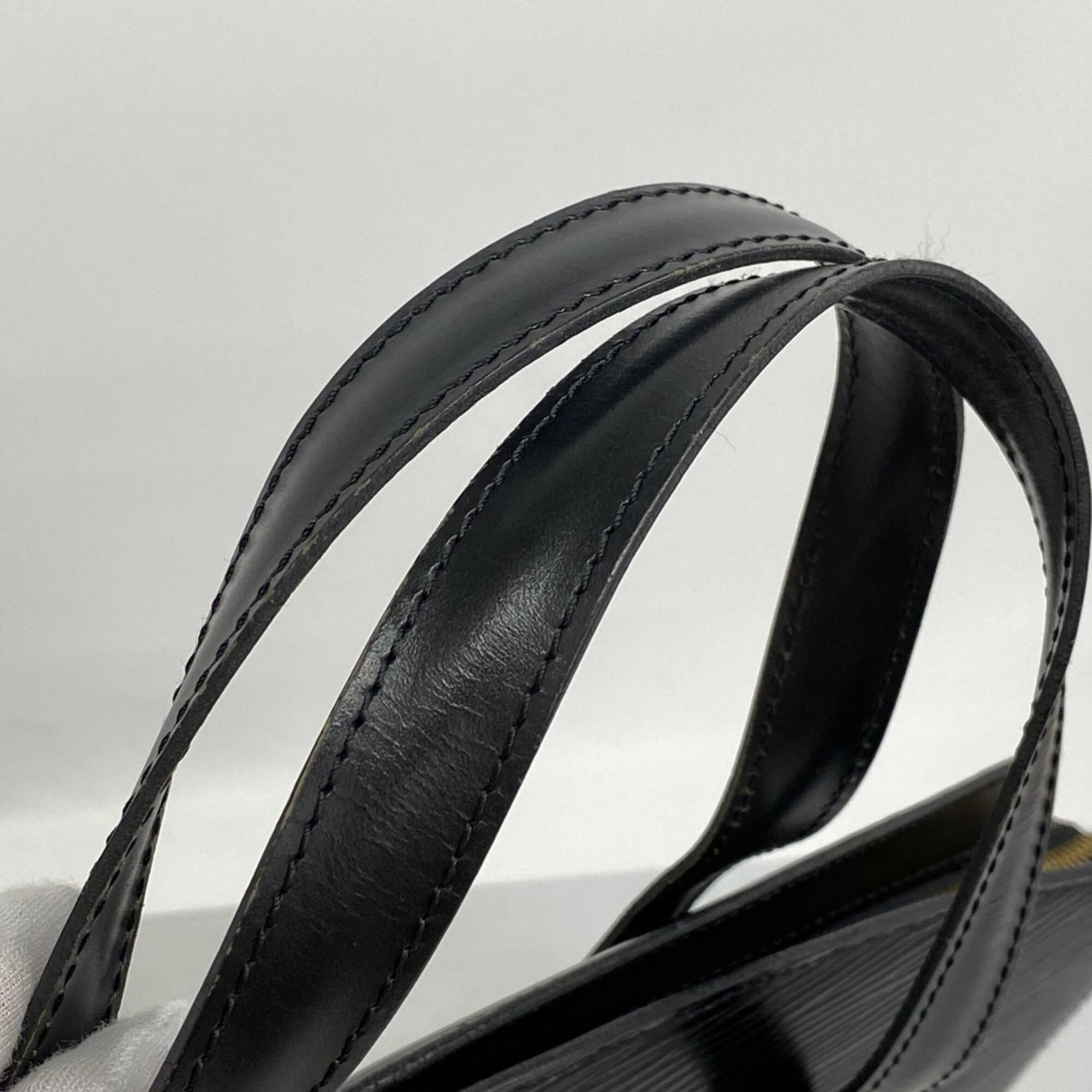 Louis Vuitton Noir Handbag (Pre-Owned)