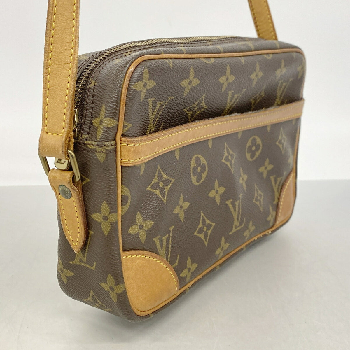 Louis Vuitton Brown Shoulder Bag (Pre-Owned)