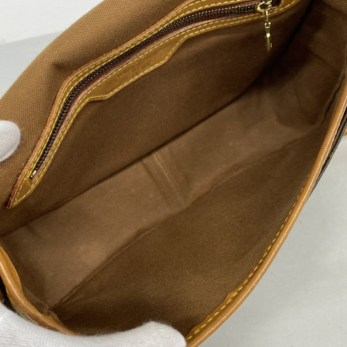 Louis Vuitton Brown Shoulder Bag (Pre-Owned)