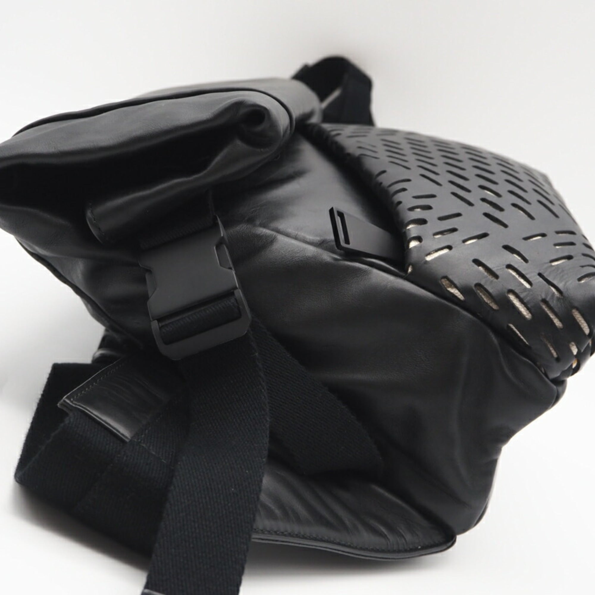Bottega Veneta Black Leather Sling Bag (Pre-Owned)