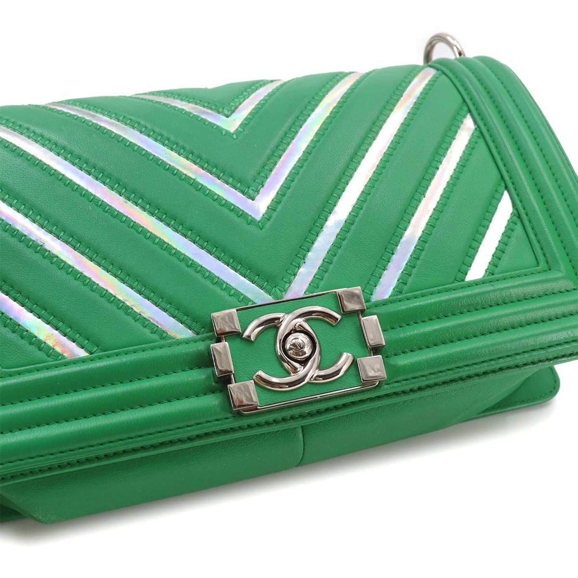 Chanel Boy Chanel Green Leather Handbag Shoulder Bag (Pre-Owned)
