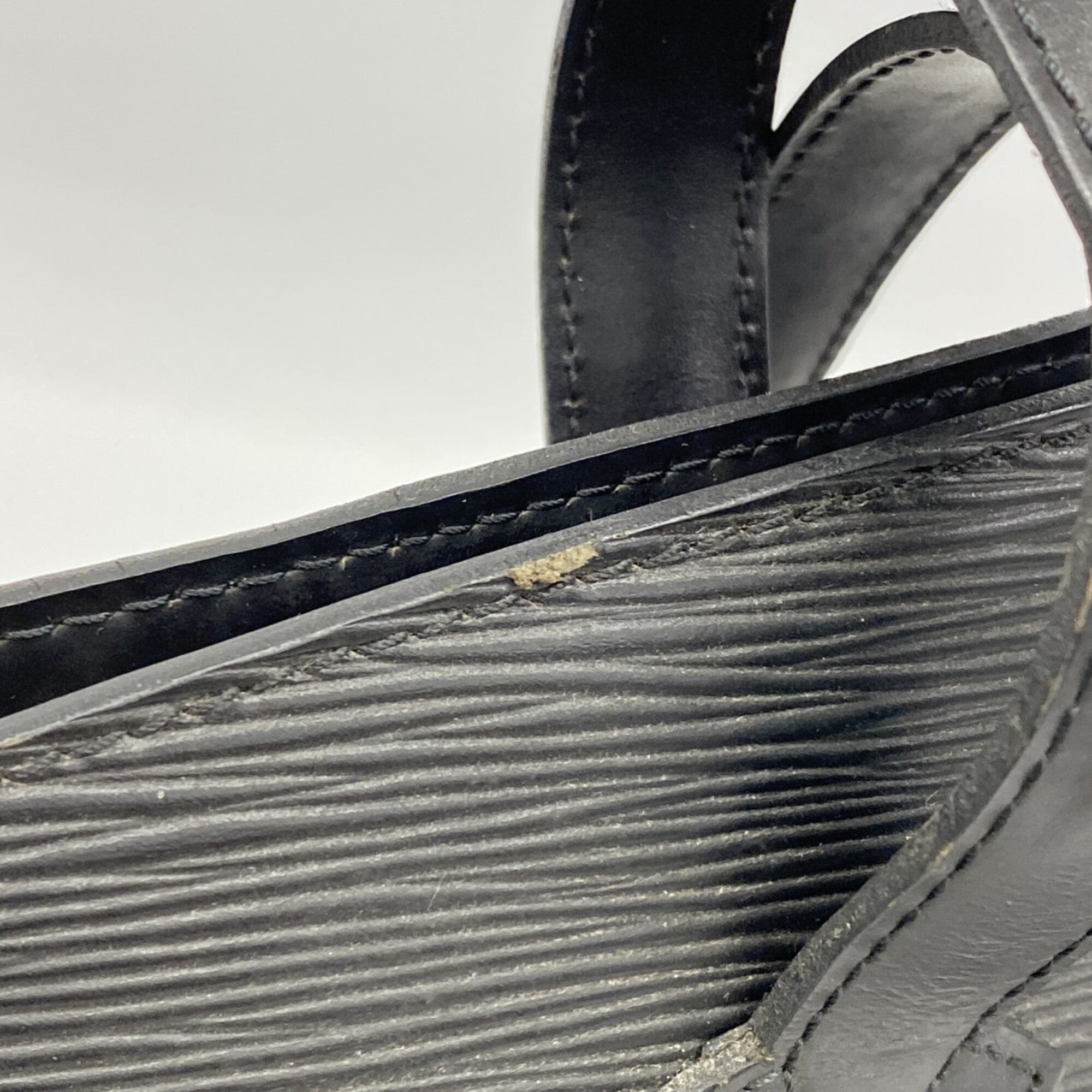 Louis Vuitton Noir Shoulder Bag (Pre-Owned)