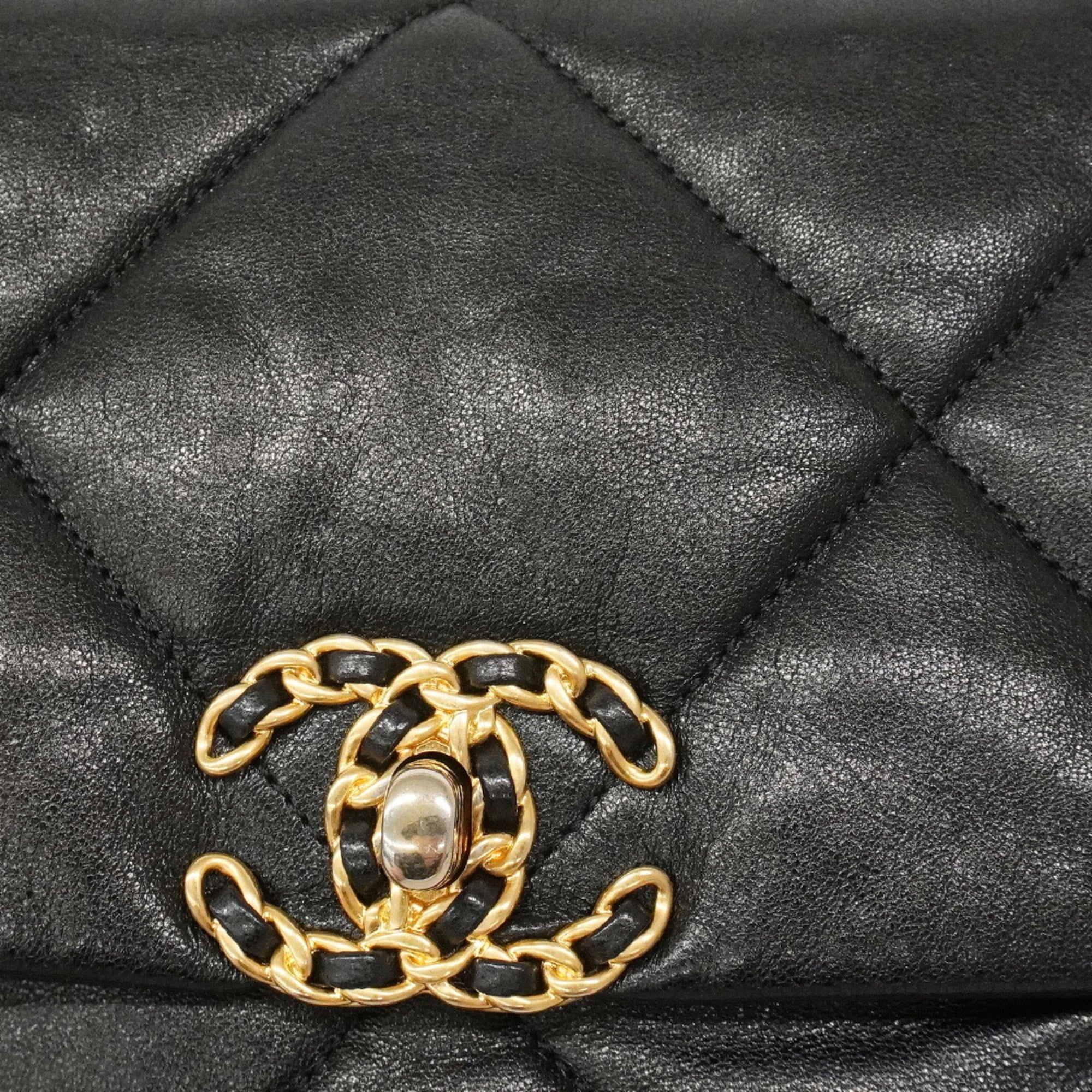 Chanel Black Leather Handbag (Pre-Owned)