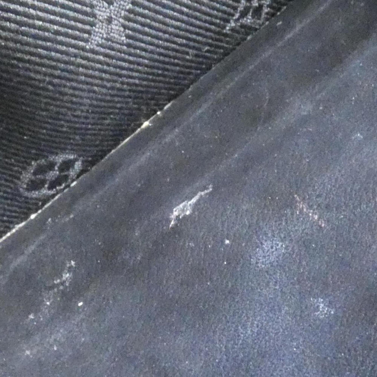 Louis Vuitton Black Leather Shoulder Bag (Pre-Owned)