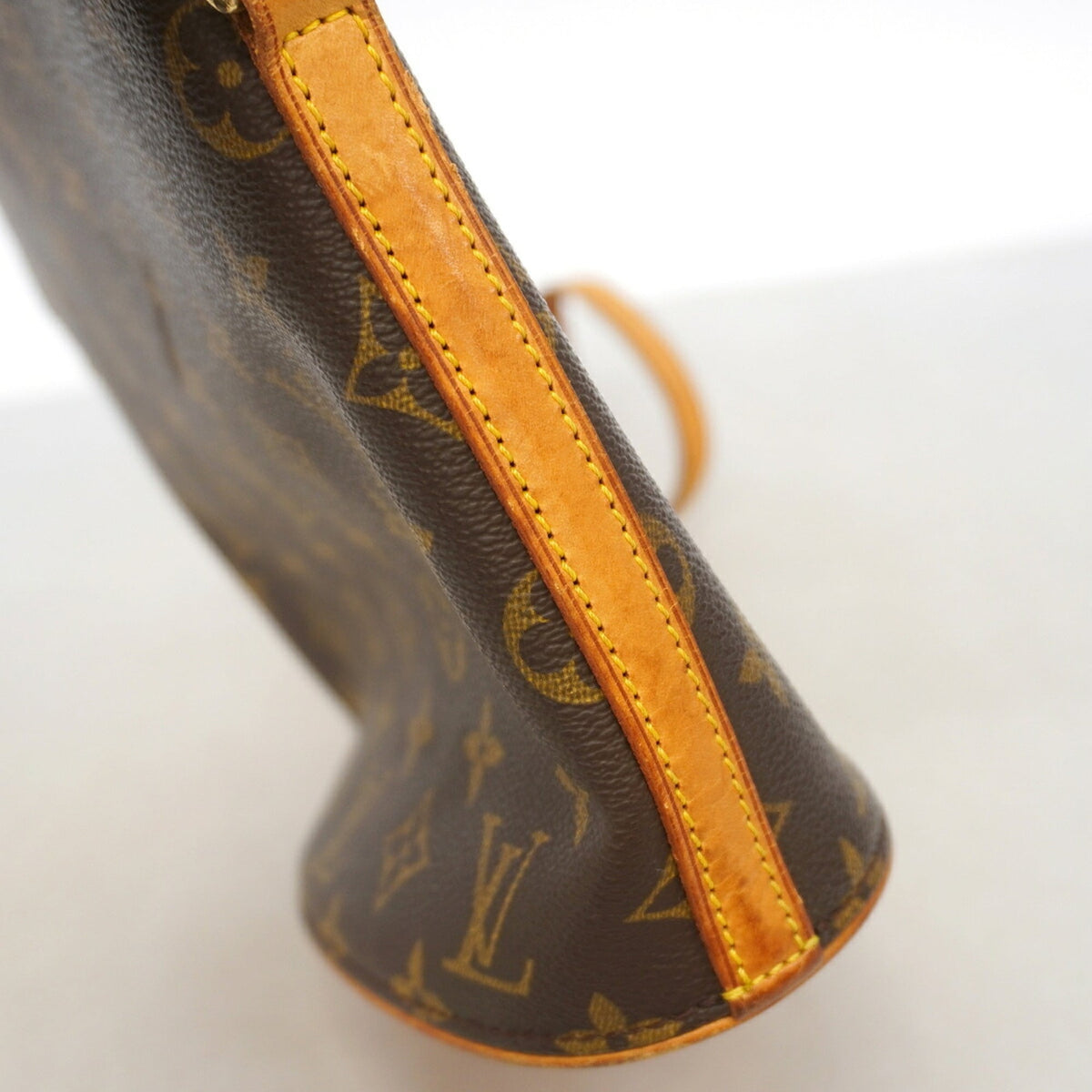 Louis Vuitton Brown Shoulder Bag (Pre-Owned)